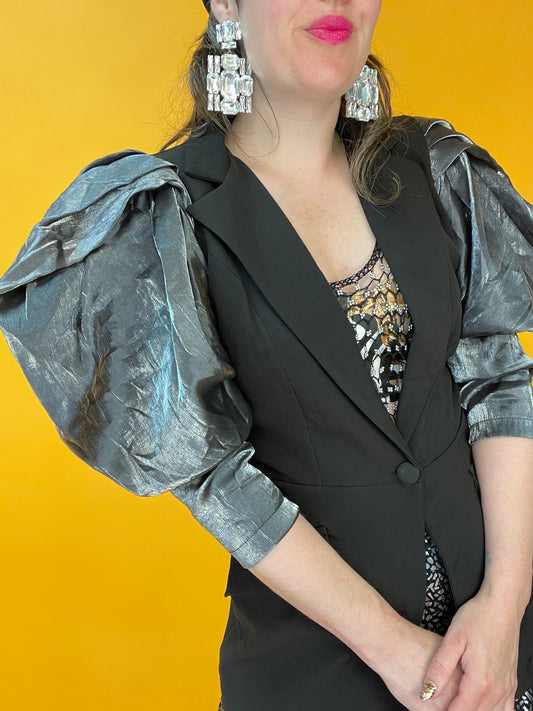 Fantastischer Blazer mit ultra-avantgardistischen Faltenärmeln