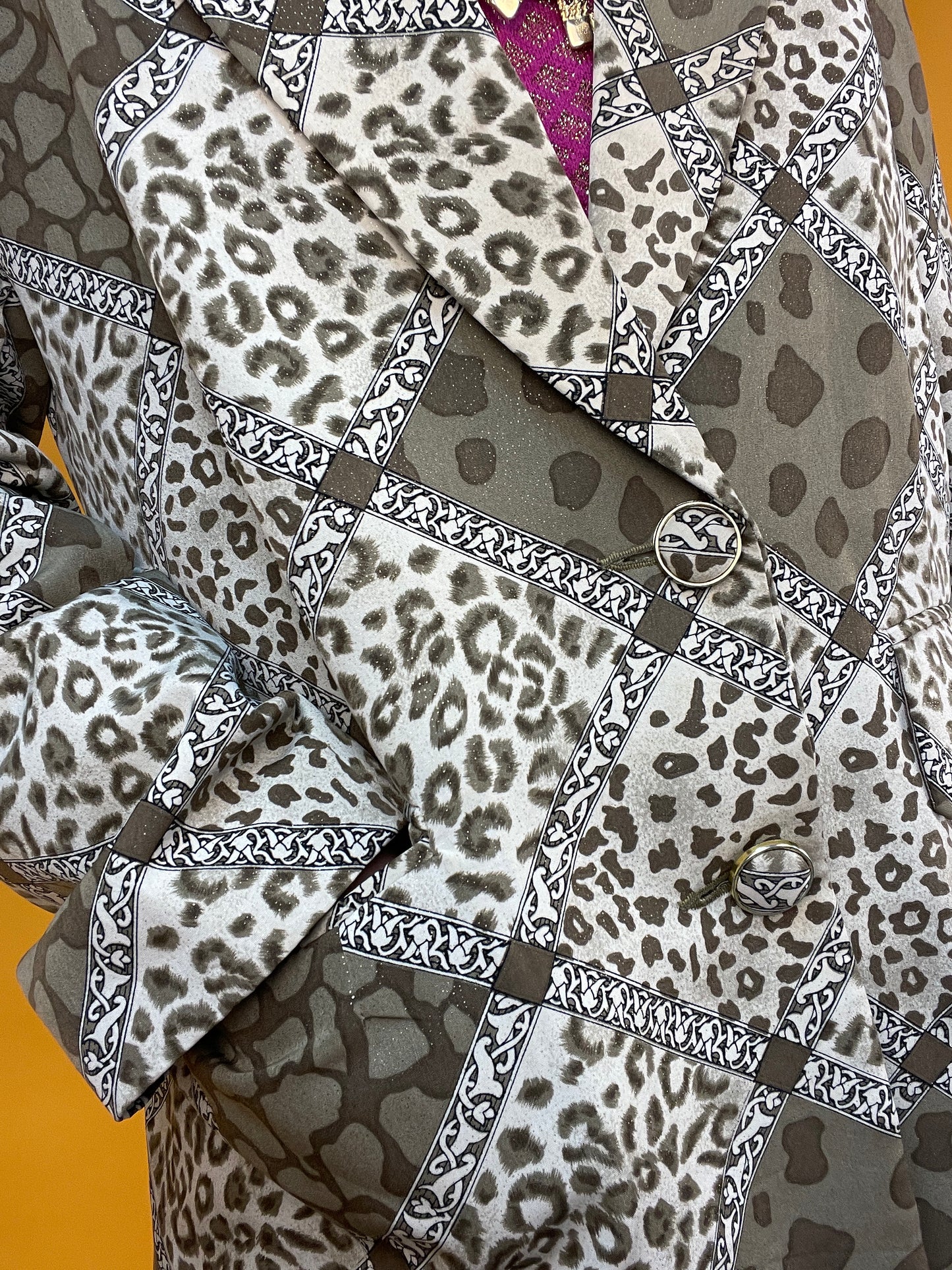 Glitzernd bedruckter Blazer mit ultracoolem Animalprint Patchwork