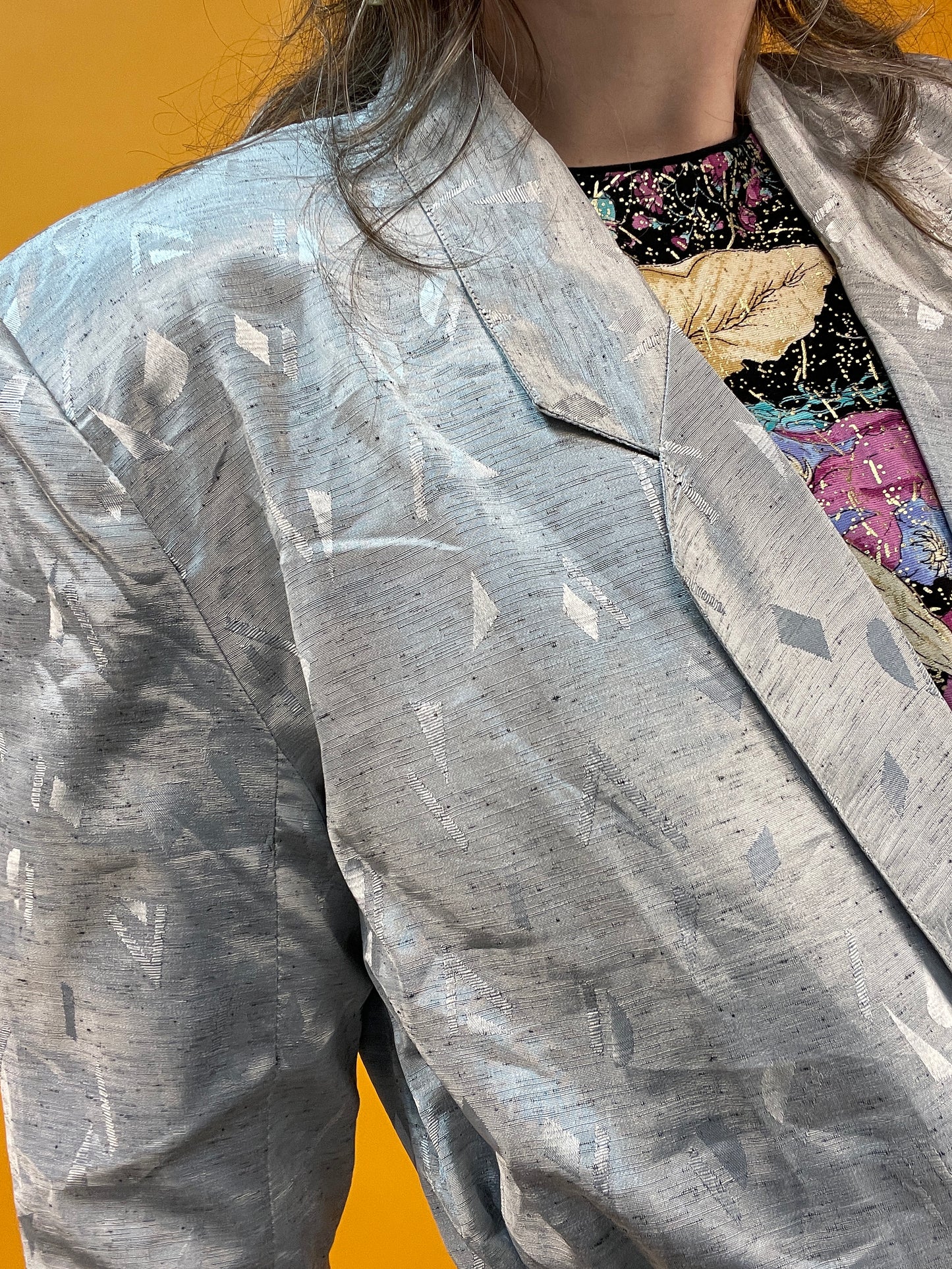 Silbern-schimmernder 80s Blazer mit glänzendem Webmuster