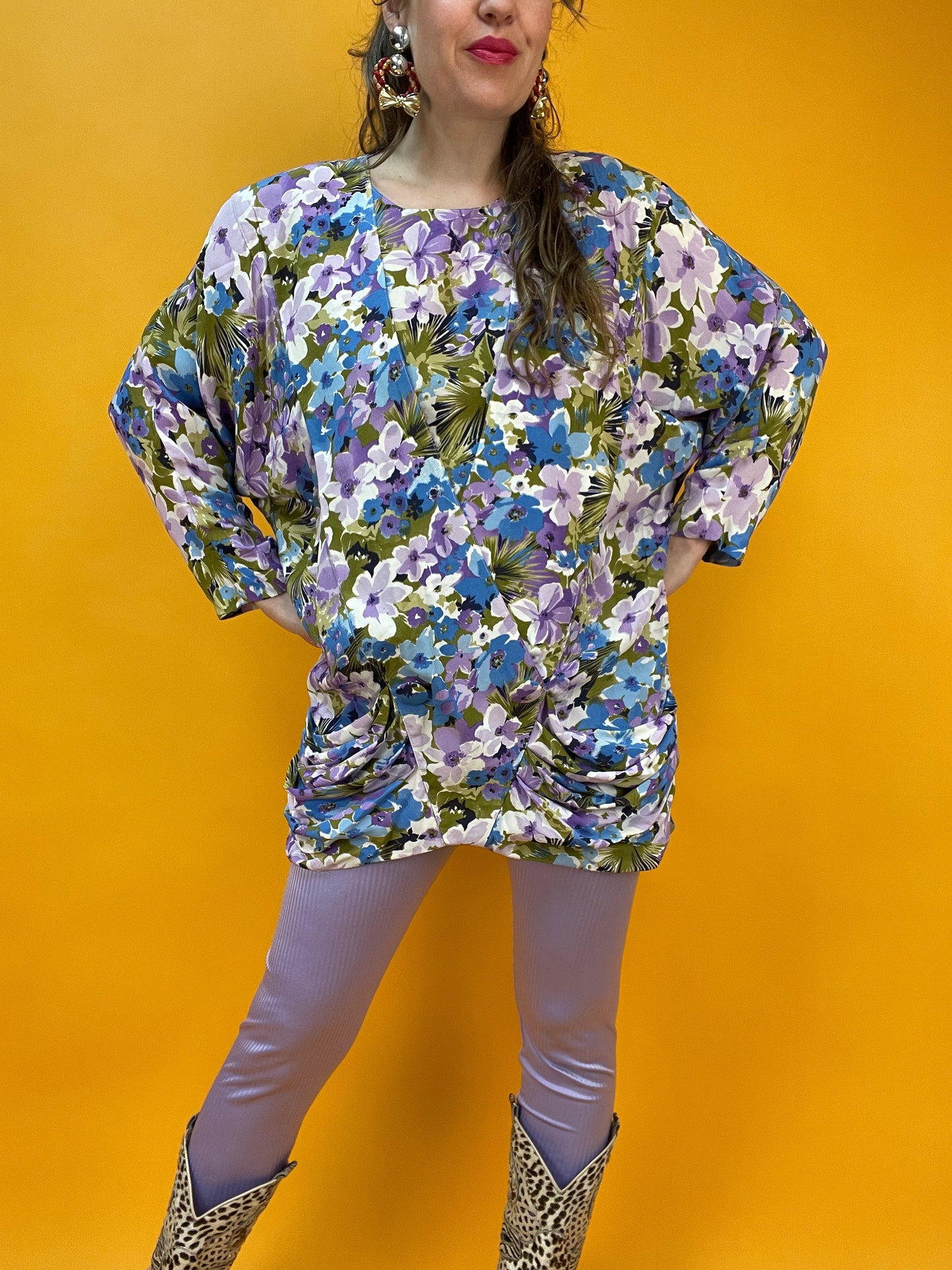Famose 80s Longblusenkleid mit Blumenprint und Fledermausärmeln