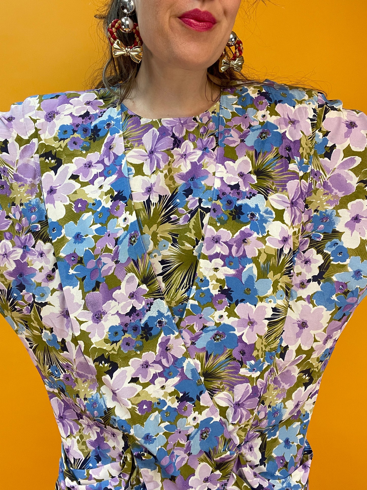 Famose 80s Longblusenkleid mit Blumenprint und Fledermausärmeln