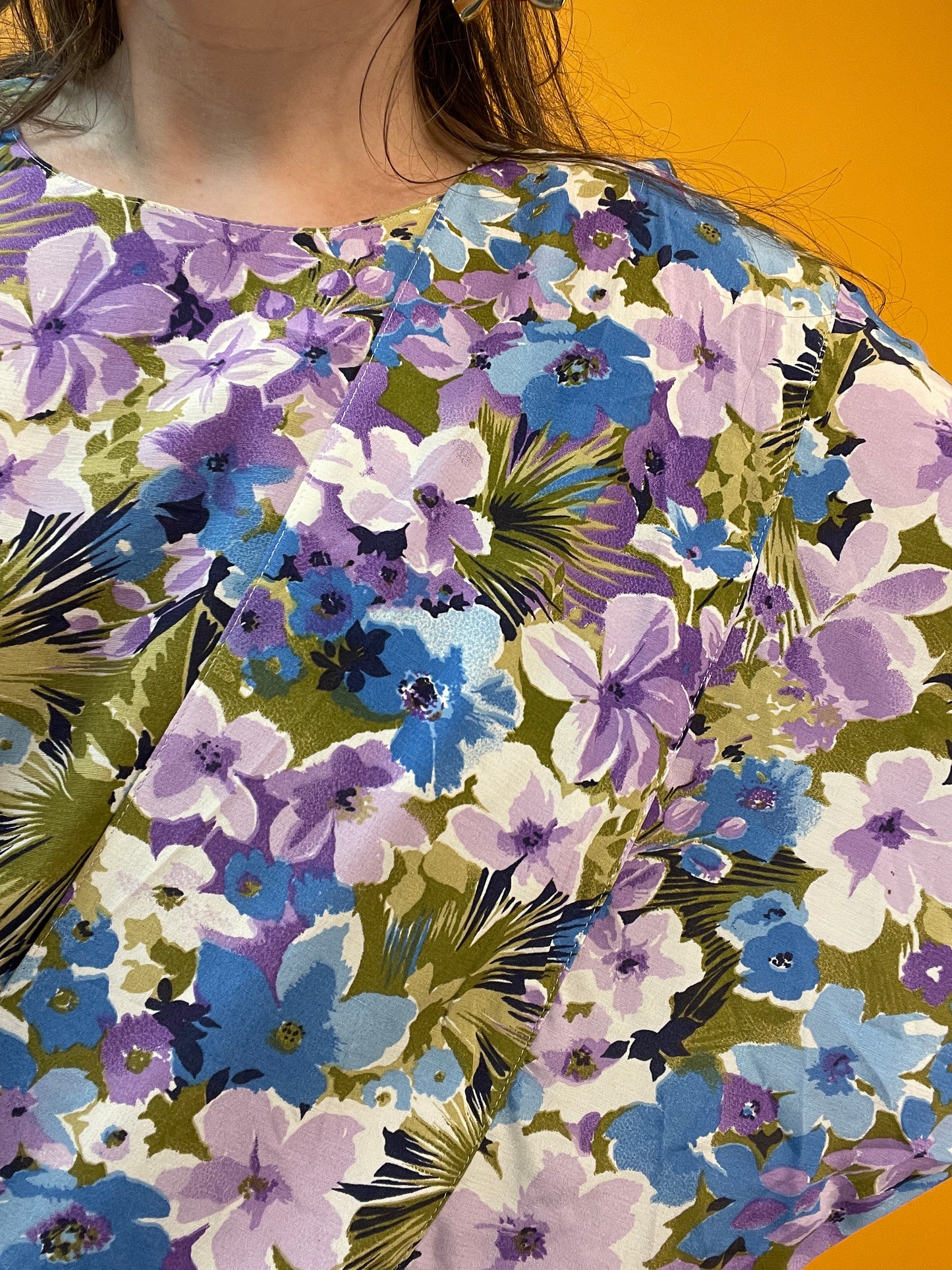 Famose 80s Longblusenkleid mit Blumenprint und Fledermausärmeln