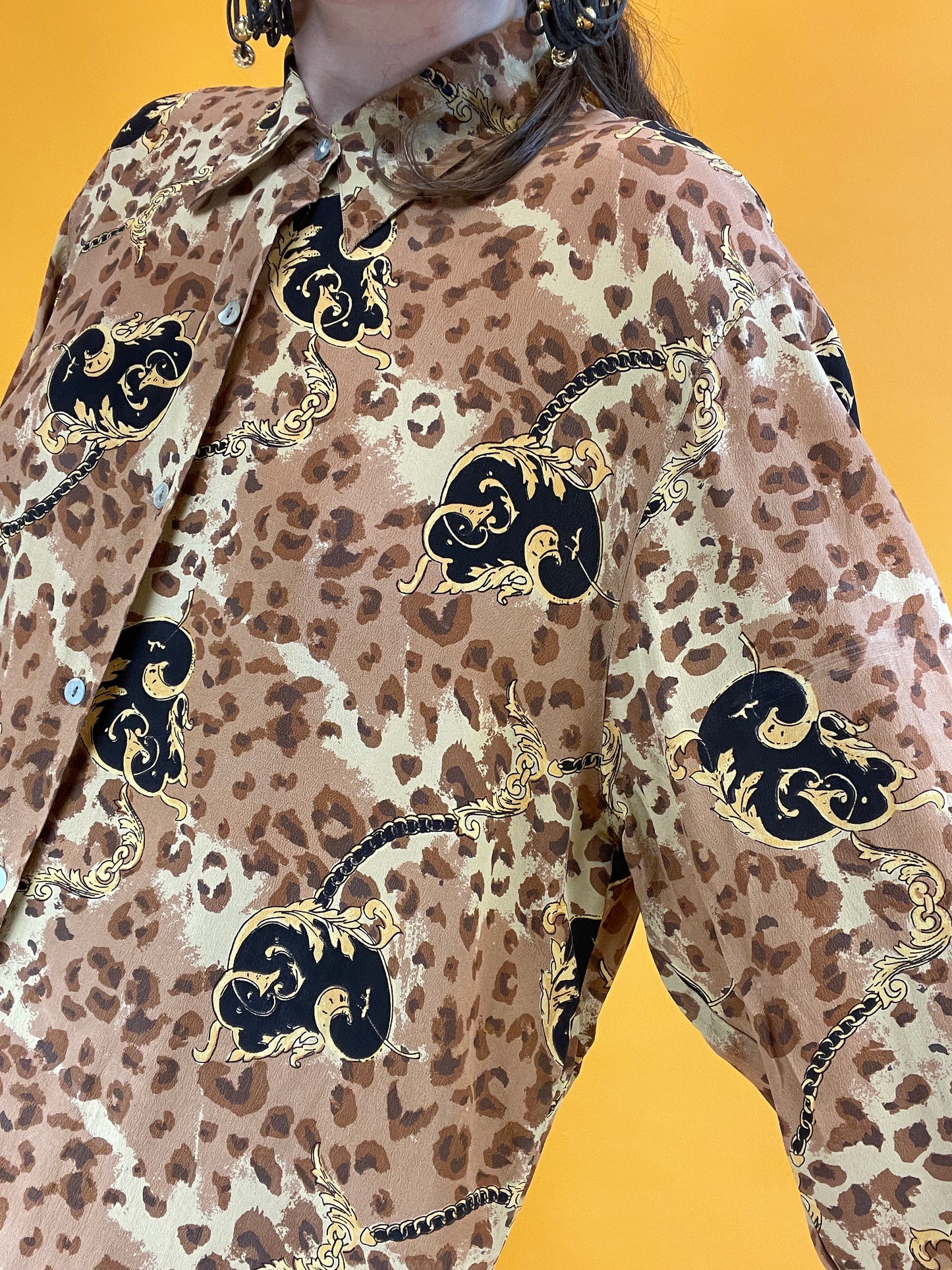 Feine Seidenbluse mit elegantem Leo-Brokat Muster