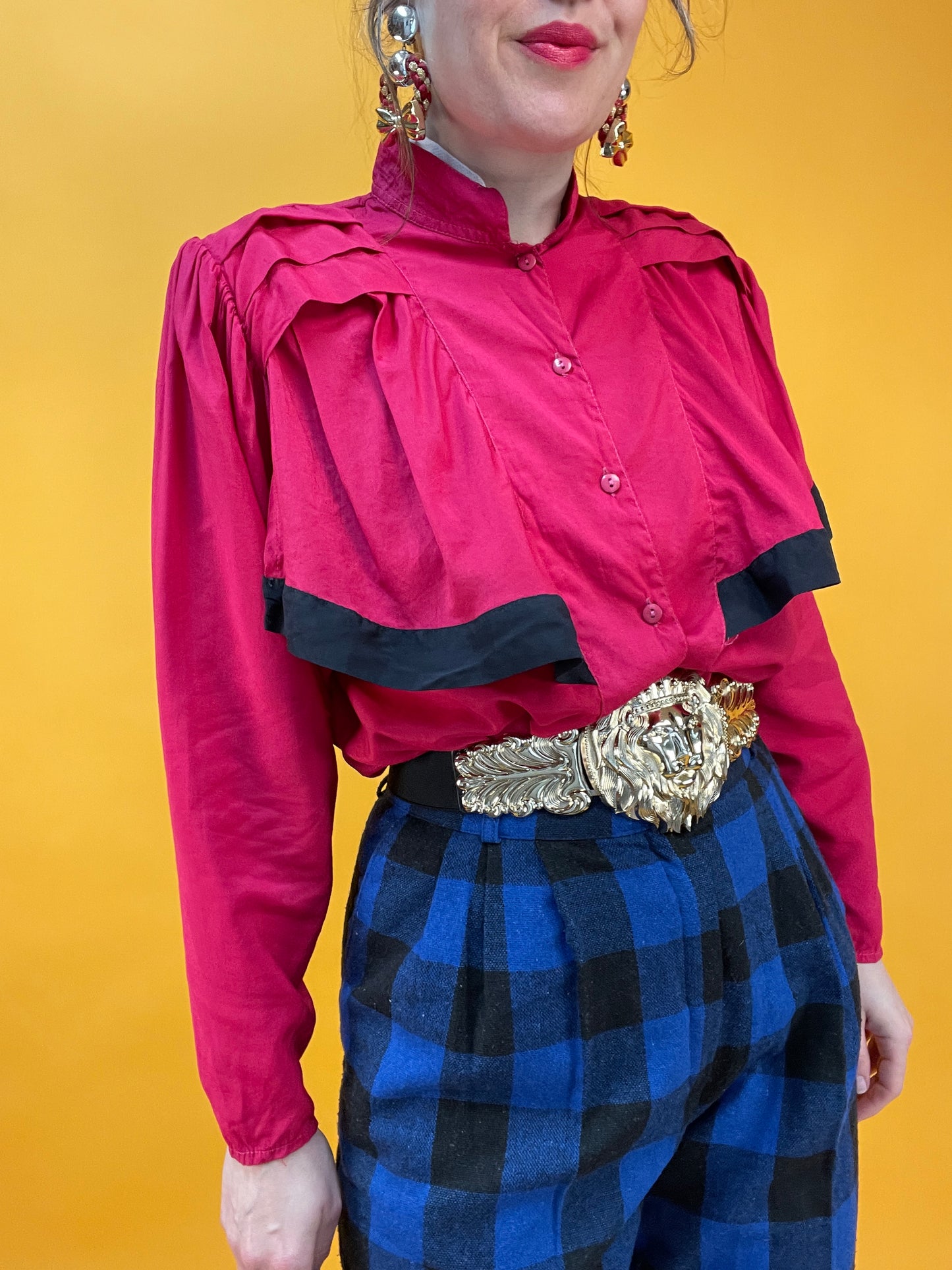 Süße 80s Bluse mit angesetzten Cape-Volants in Knallpink