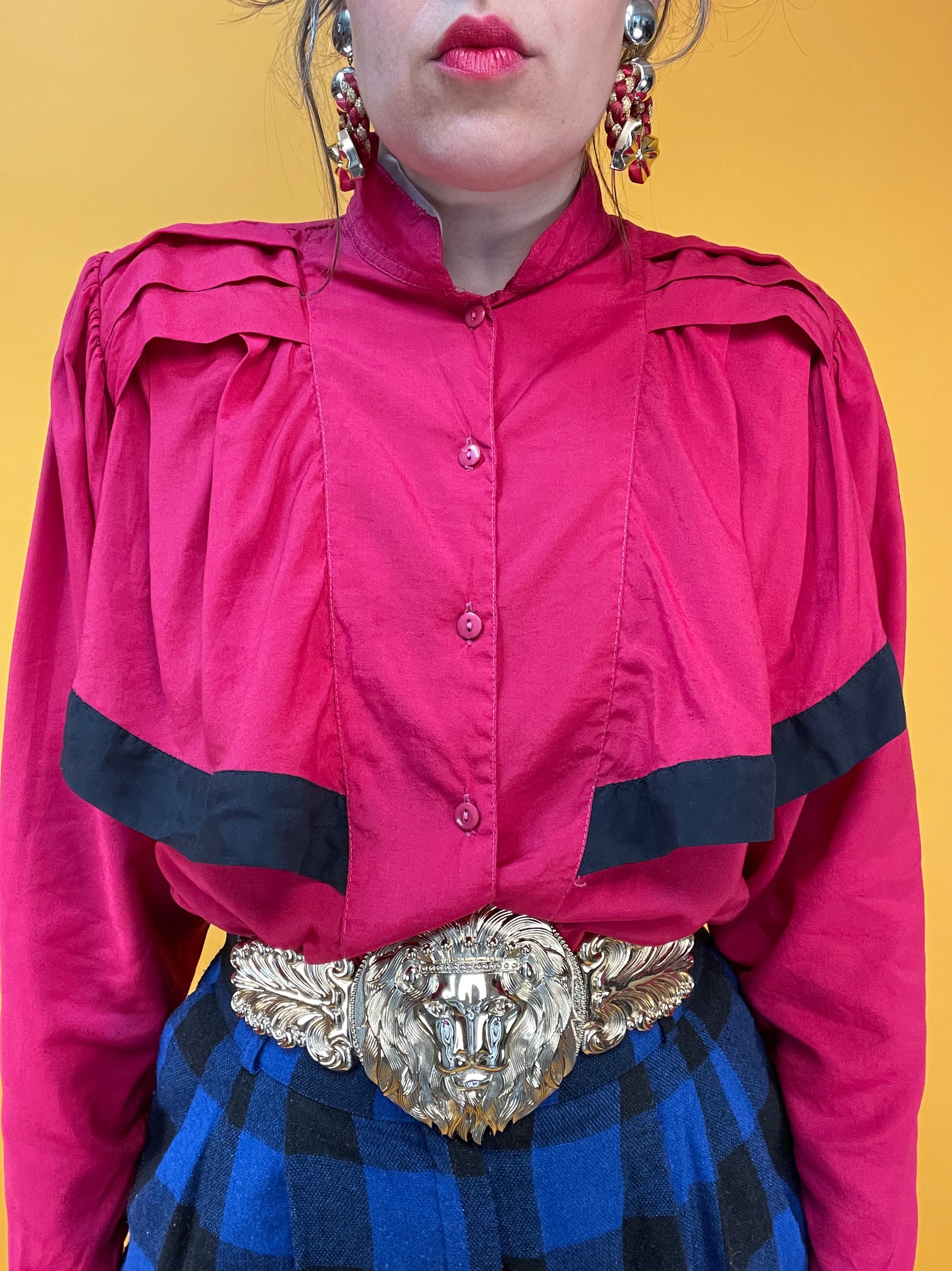 Süße 80s Bluse mit angesetzten Cape-Volants in Knallpink