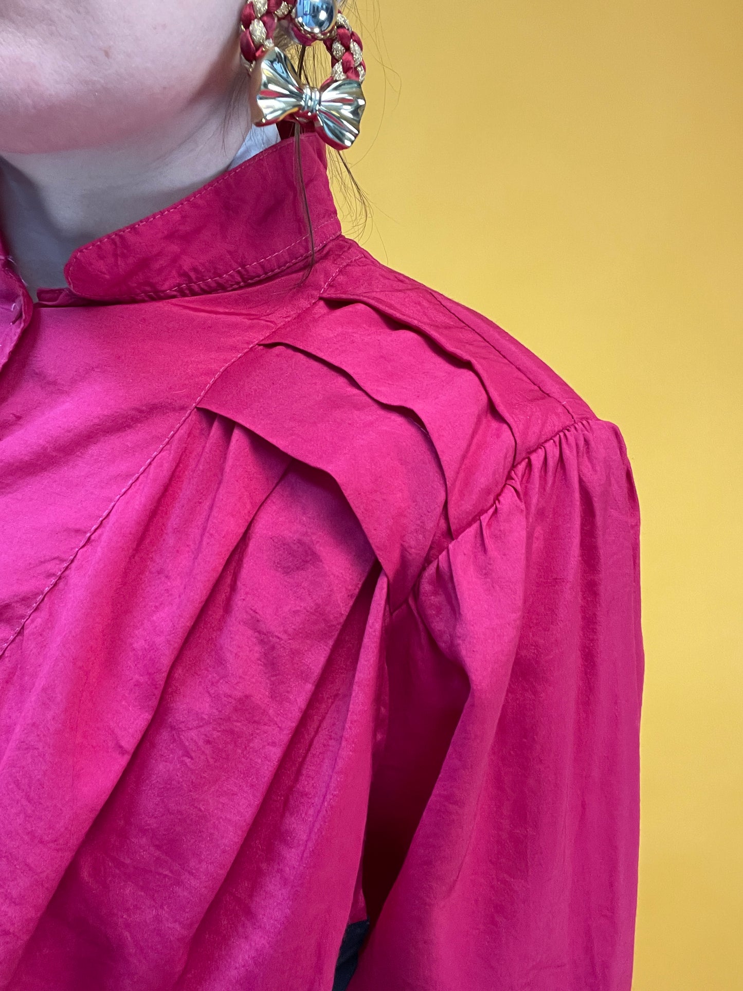 Süße 80s Bluse mit angesetzten Cape-Volants in Knallpink
