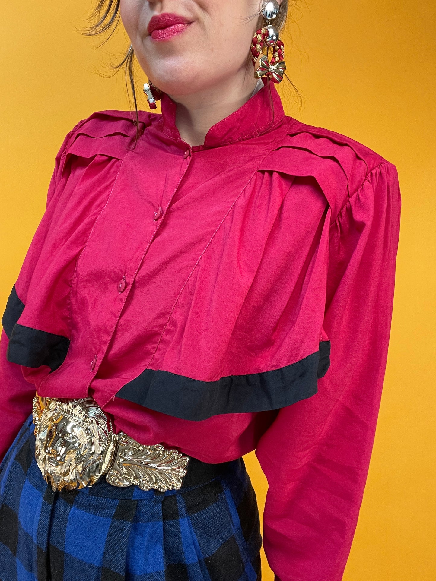 Süße 80s Bluse mit angesetzten Cape-Volants in Knallpink
