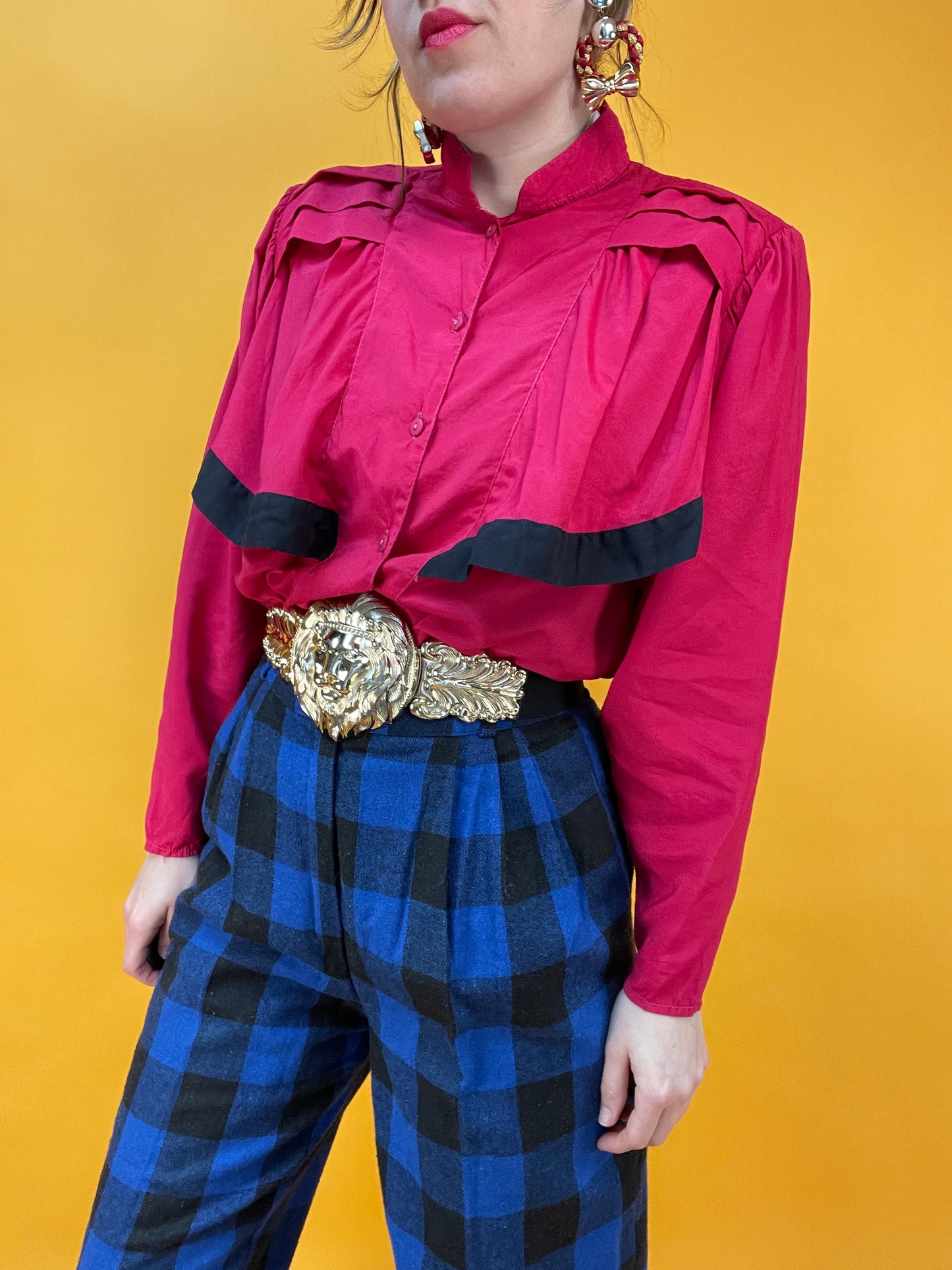 Süße 80s Bluse mit angesetzten Cape-Volants in Knallpink