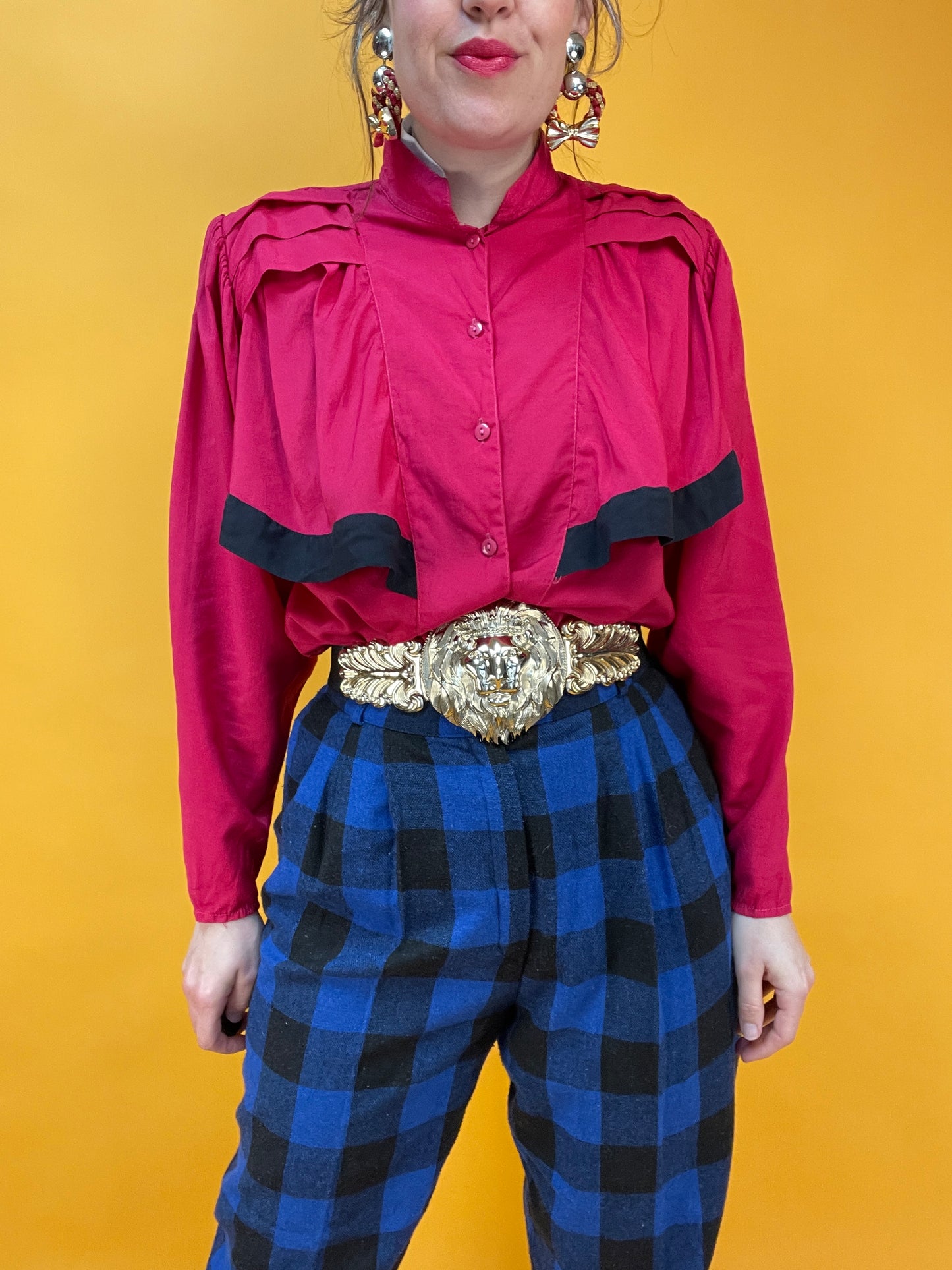 Süße 80s Bluse mit angesetzten Cape-Volants in Knallpink