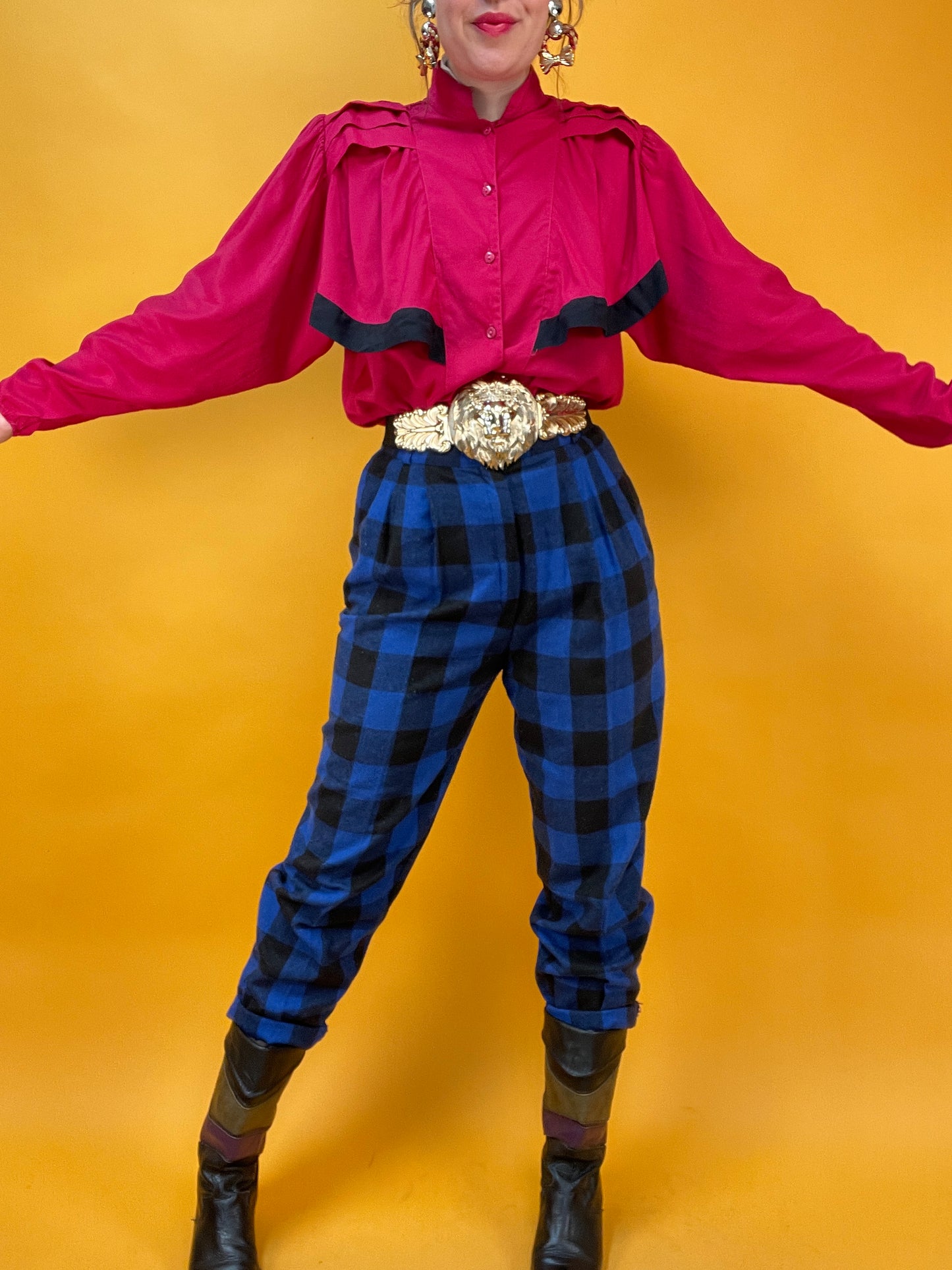 Süße 80s Bluse mit angesetzten Cape-Volants in Knallpink