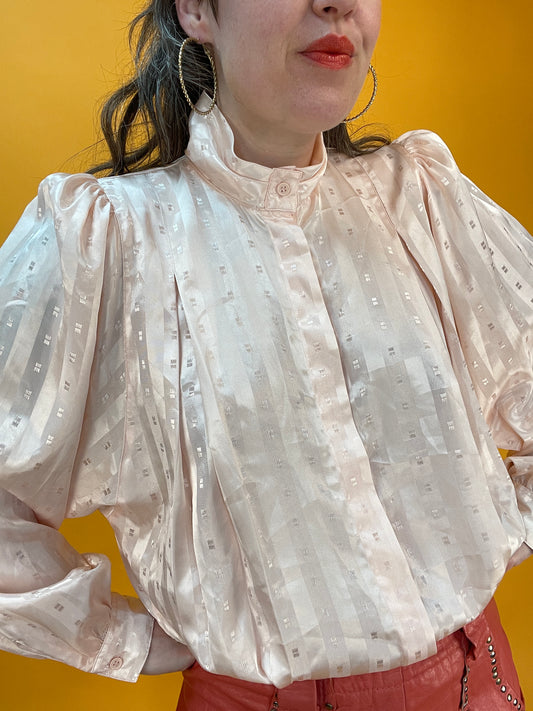 Roséfarbene 80s Bluse mit opulenten Ärmeln und schimmerndem Webmuster