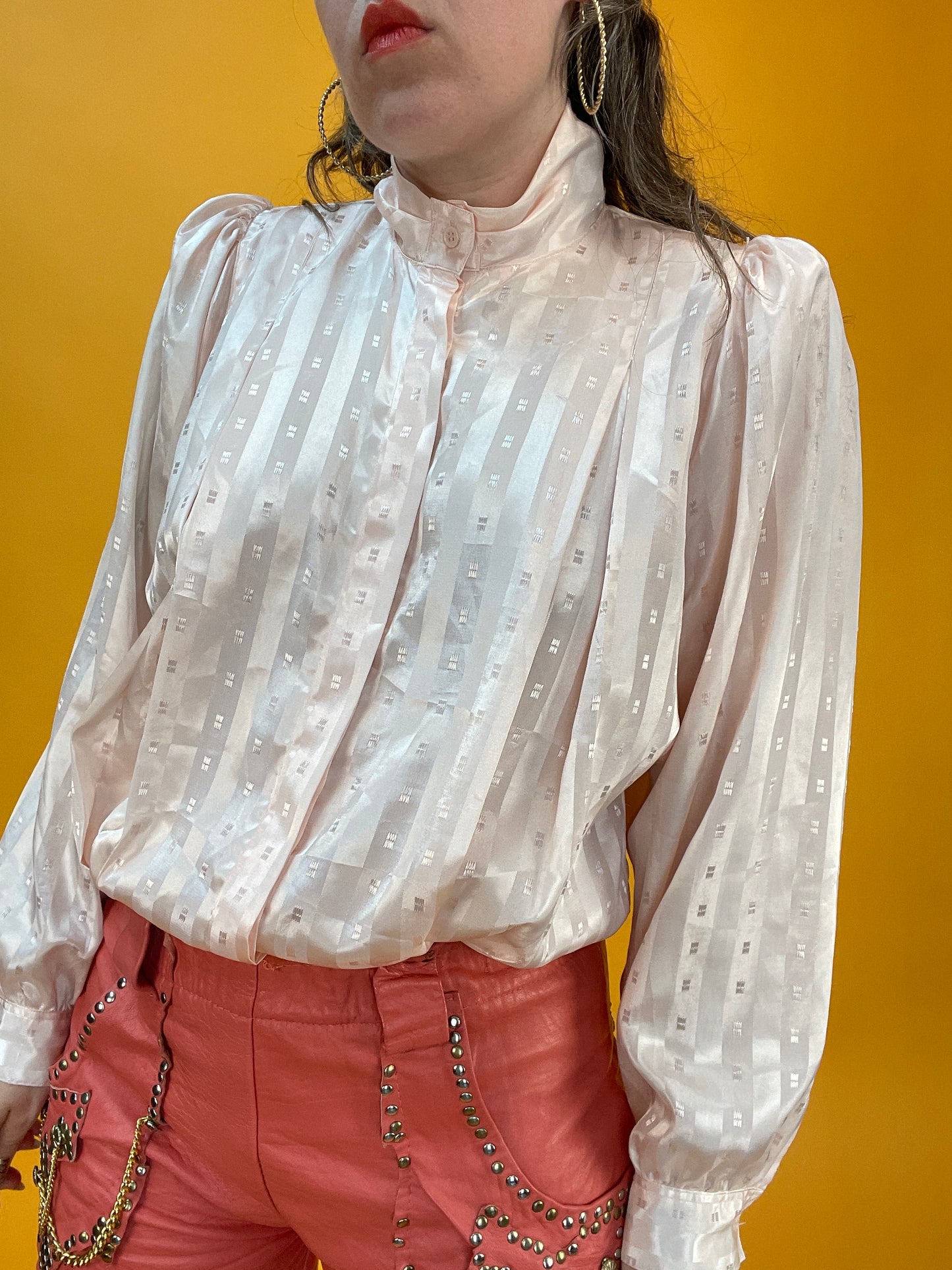 Roséfarbene 80s Bluse mit opulenten Ärmeln und schimmerndem Webmuster