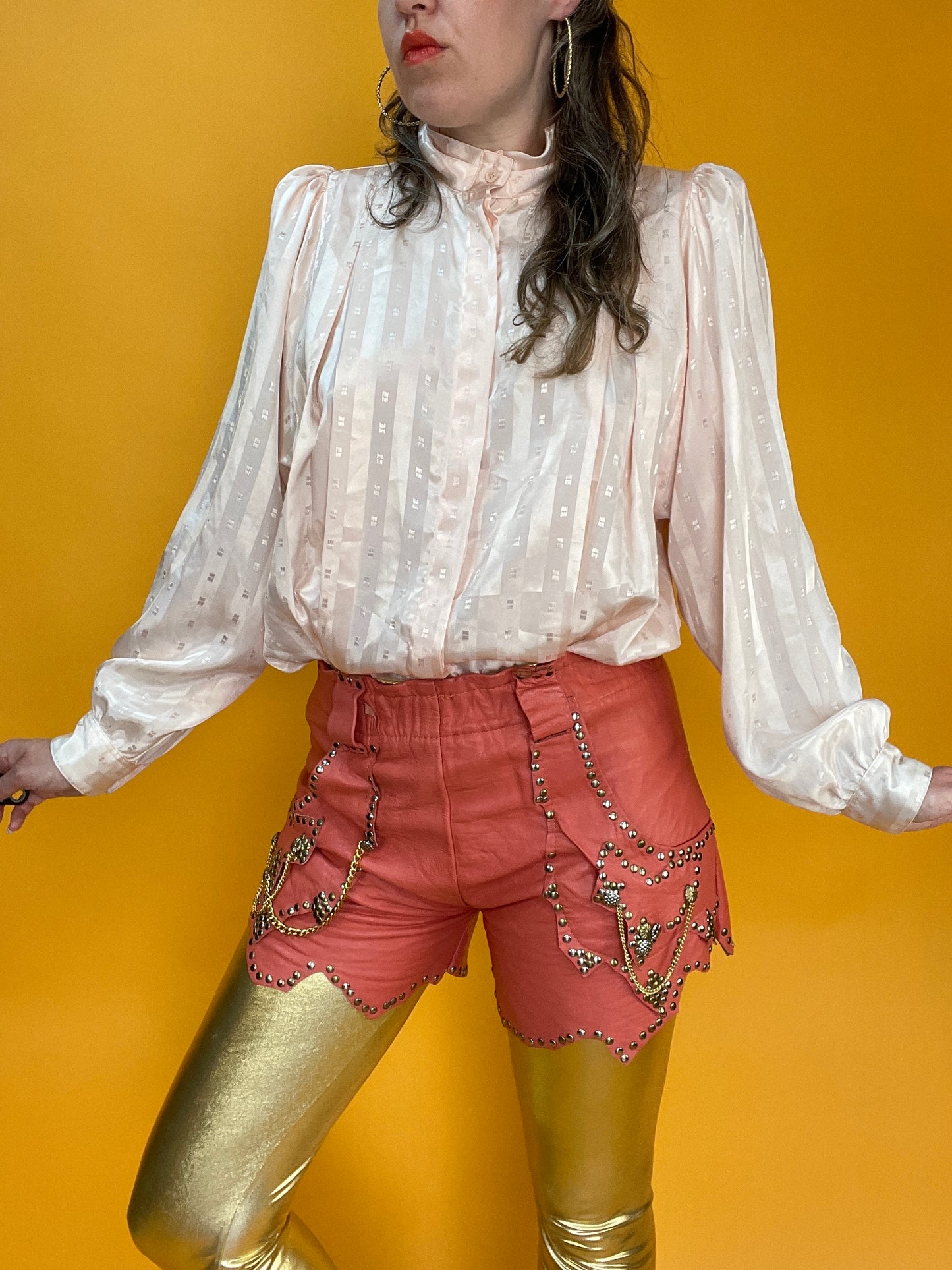 Roséfarbene 80s Bluse mit opulenten Ärmeln und schimmerndem Webmuster