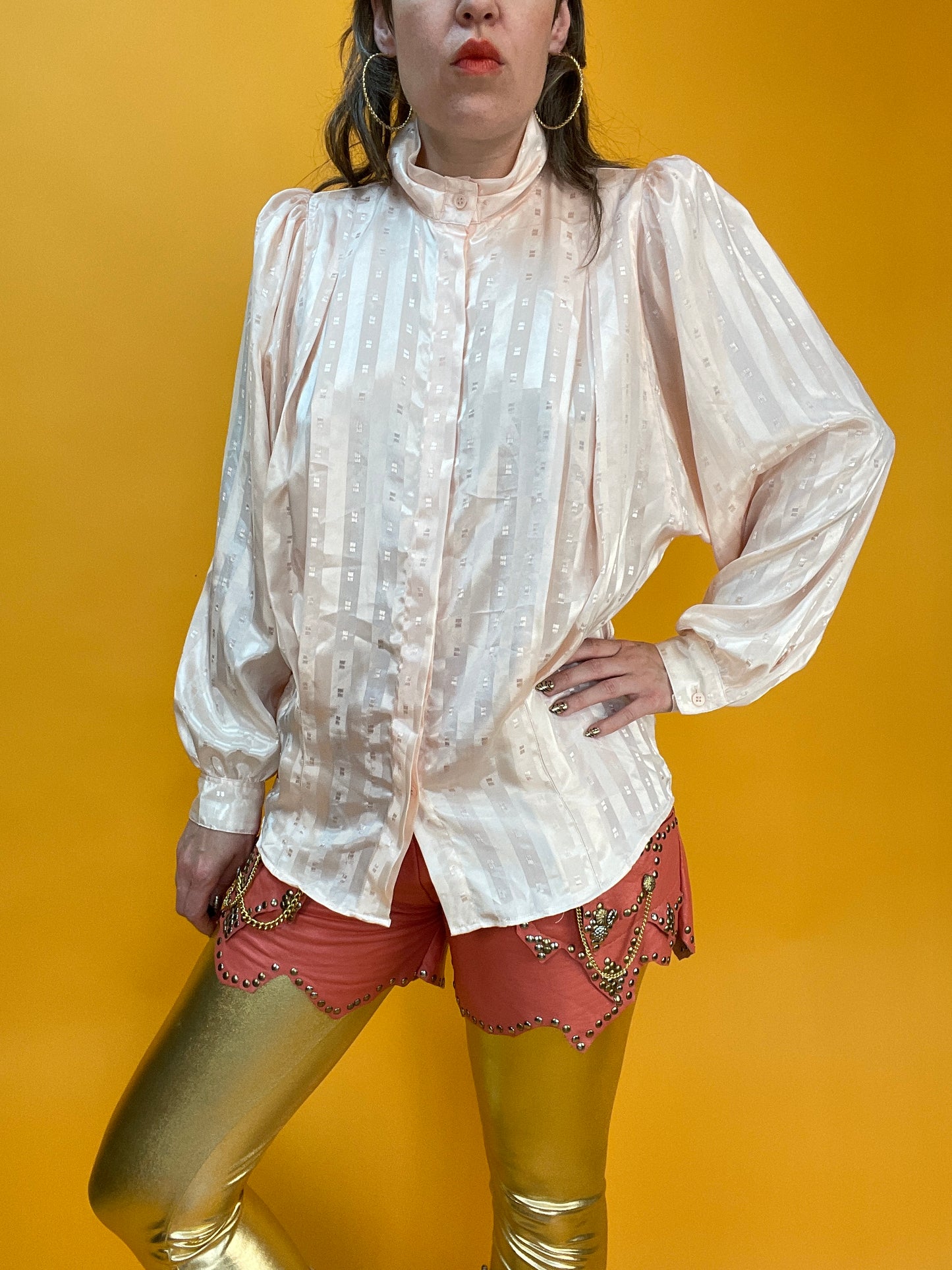 Roséfarbene 80s Bluse mit opulenten Ärmeln und schimmerndem Webmuster