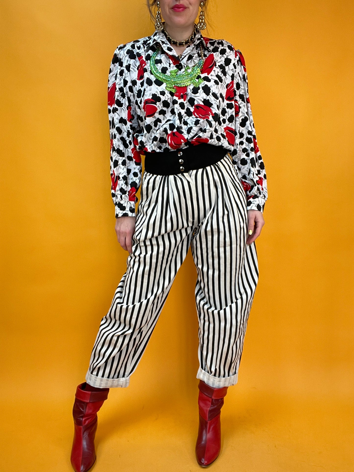 Monochromatic-Dramatic: Funky 80s Bluse mit supercoolem Blumenrint