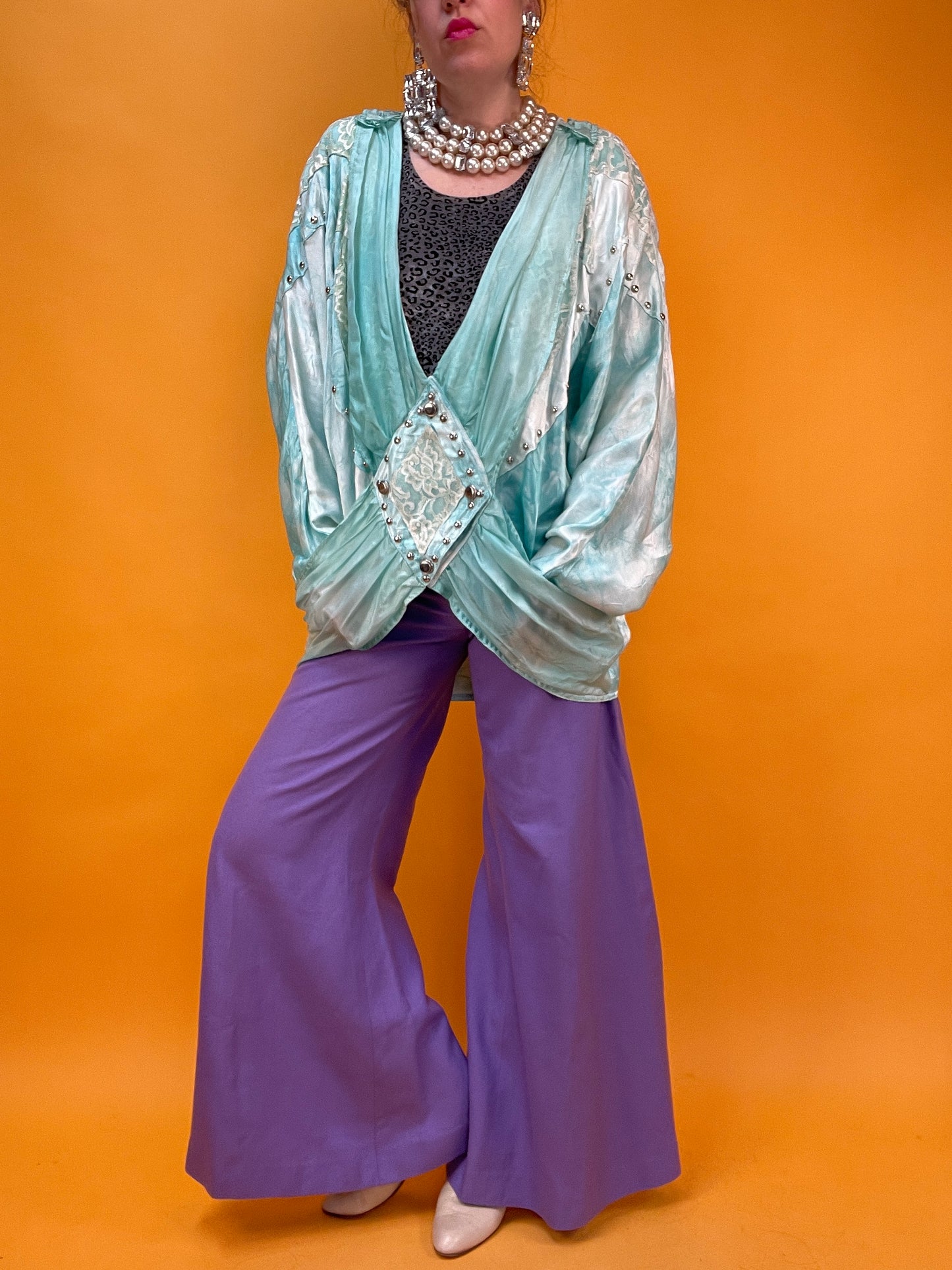 Opulentes 80s Blusenjackenshirt mit Nieten und Spitzenbesatz