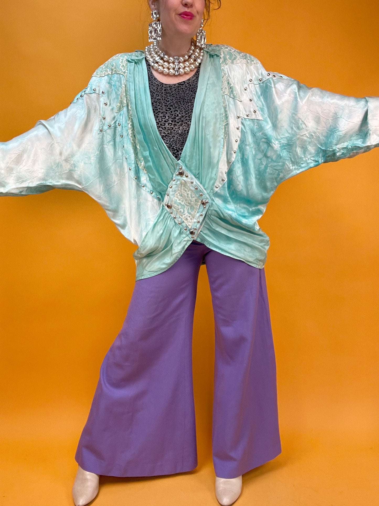 Opulentes 80s Blusenjackenshirt mit Nieten und Spitzenbesatz