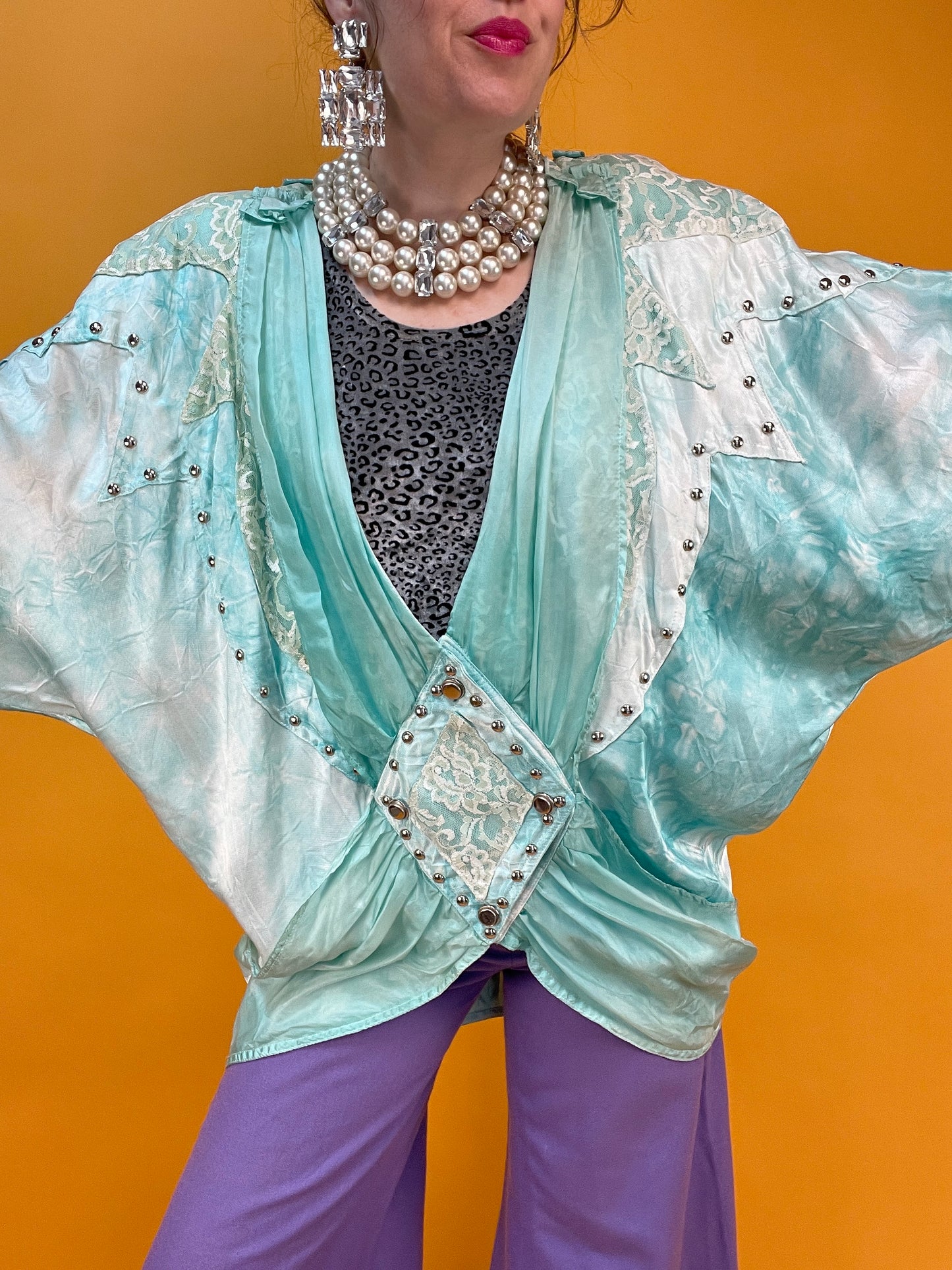 Opulentes 80s Blusenjackenshirt mit Nieten und Spitzenbesatz