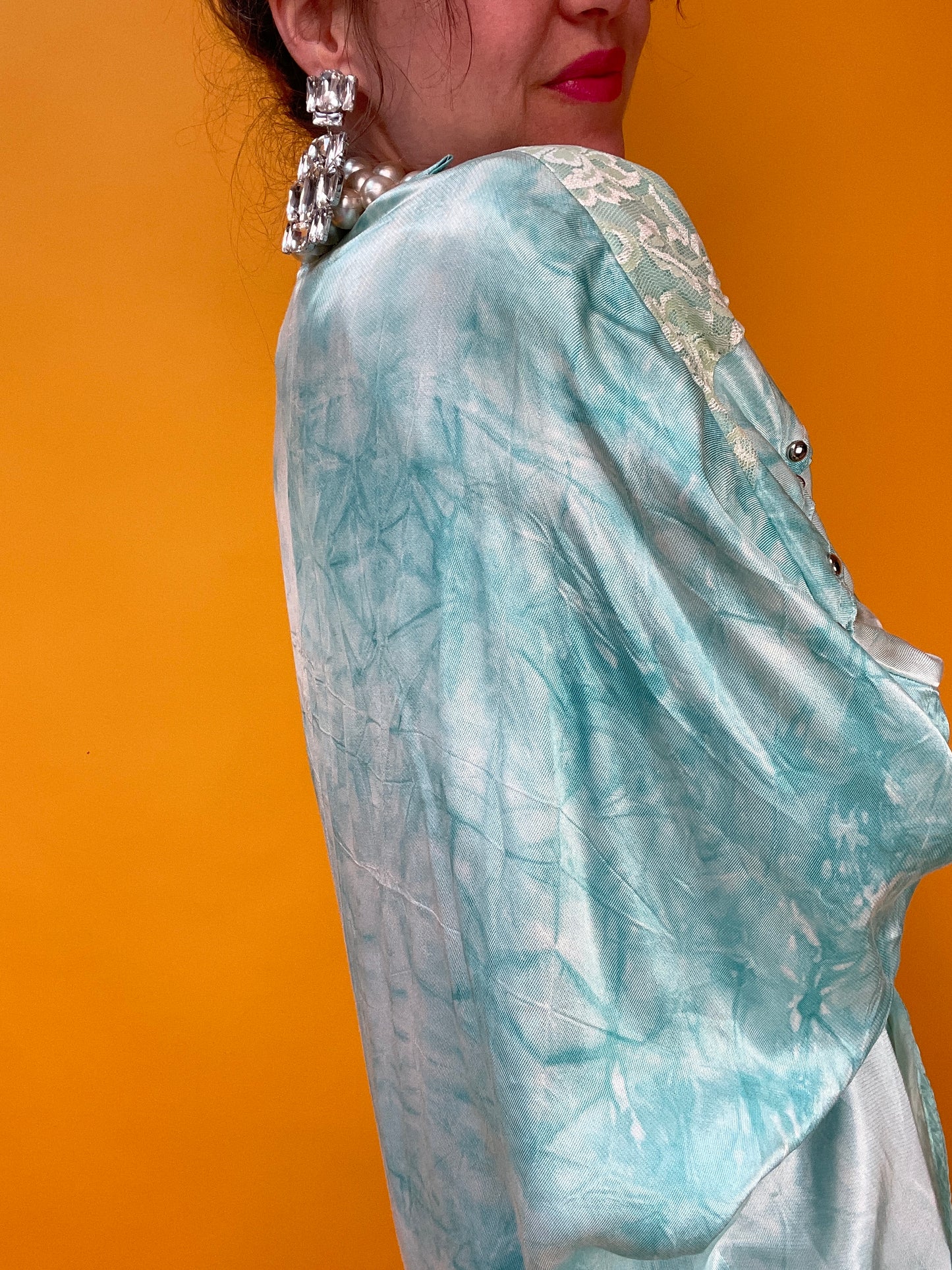 Opulentes 80s Blusenjackenshirt mit Nieten und Spitzenbesatz