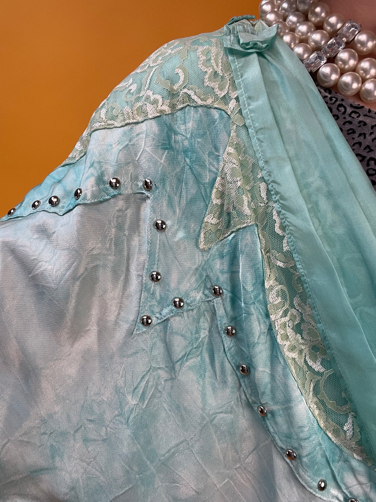 Opulentes 80s Blusenjackenshirt mit Nieten und Spitzenbesatz