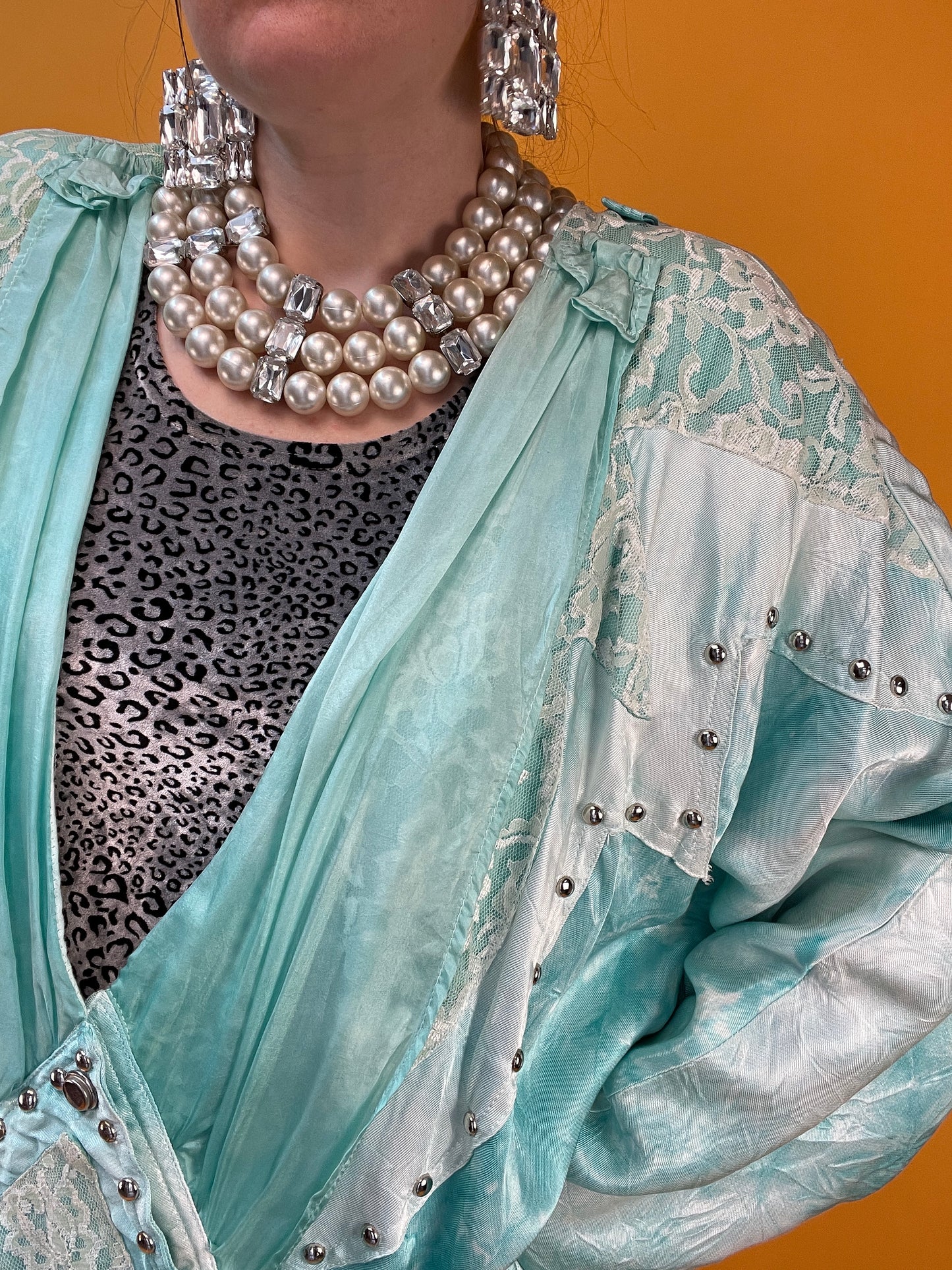 Opulentes 80s Blusenjackenshirt mit Nieten und Spitzenbesatz