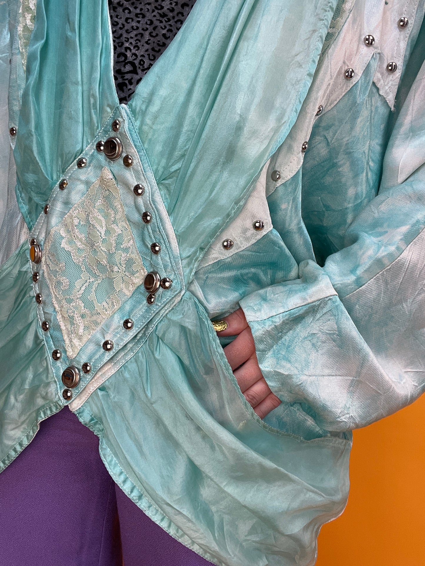 Opulentes 80s Blusenjackenshirt mit Nieten und Spitzenbesatz