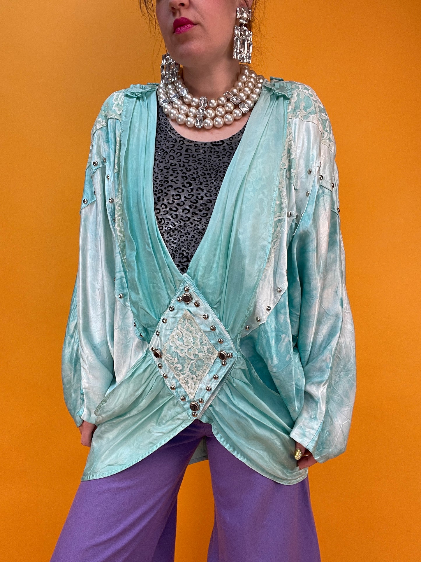 Opulentes 80s Blusenjackenshirt mit Nieten und Spitzenbesatz