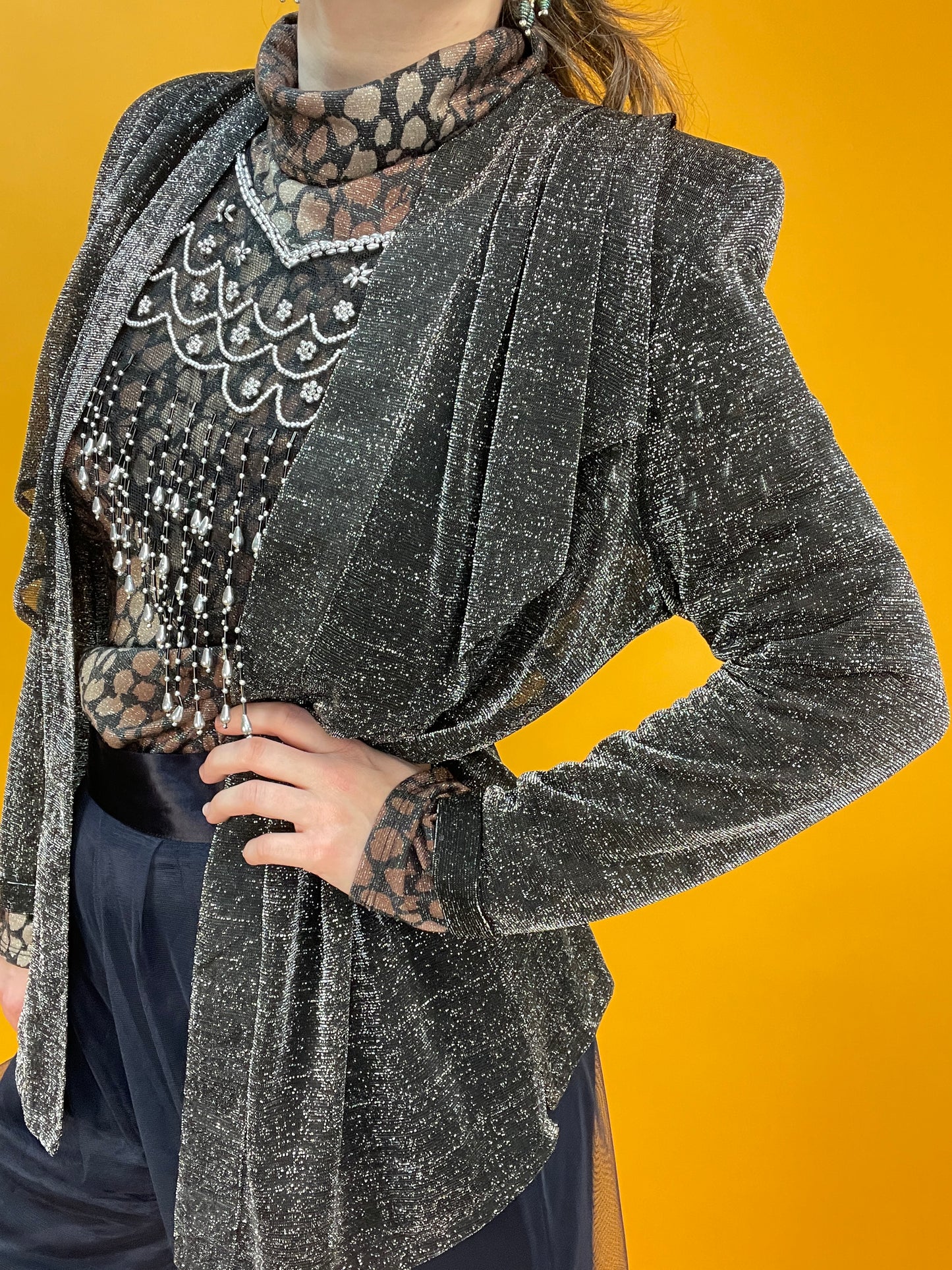 Silbernes Open Front Lurexshirt mit Volantkragen