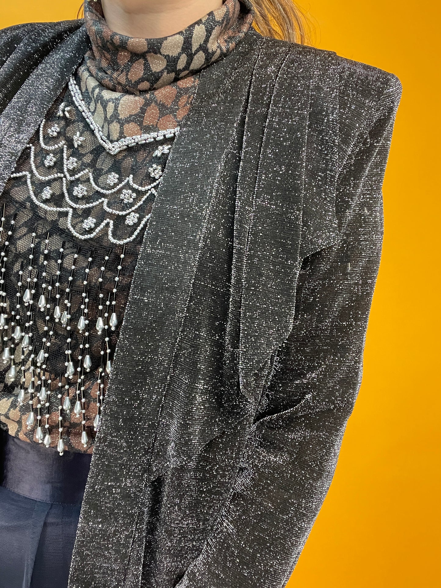Silbernes Open Front Lurexshirt mit Volantkragen