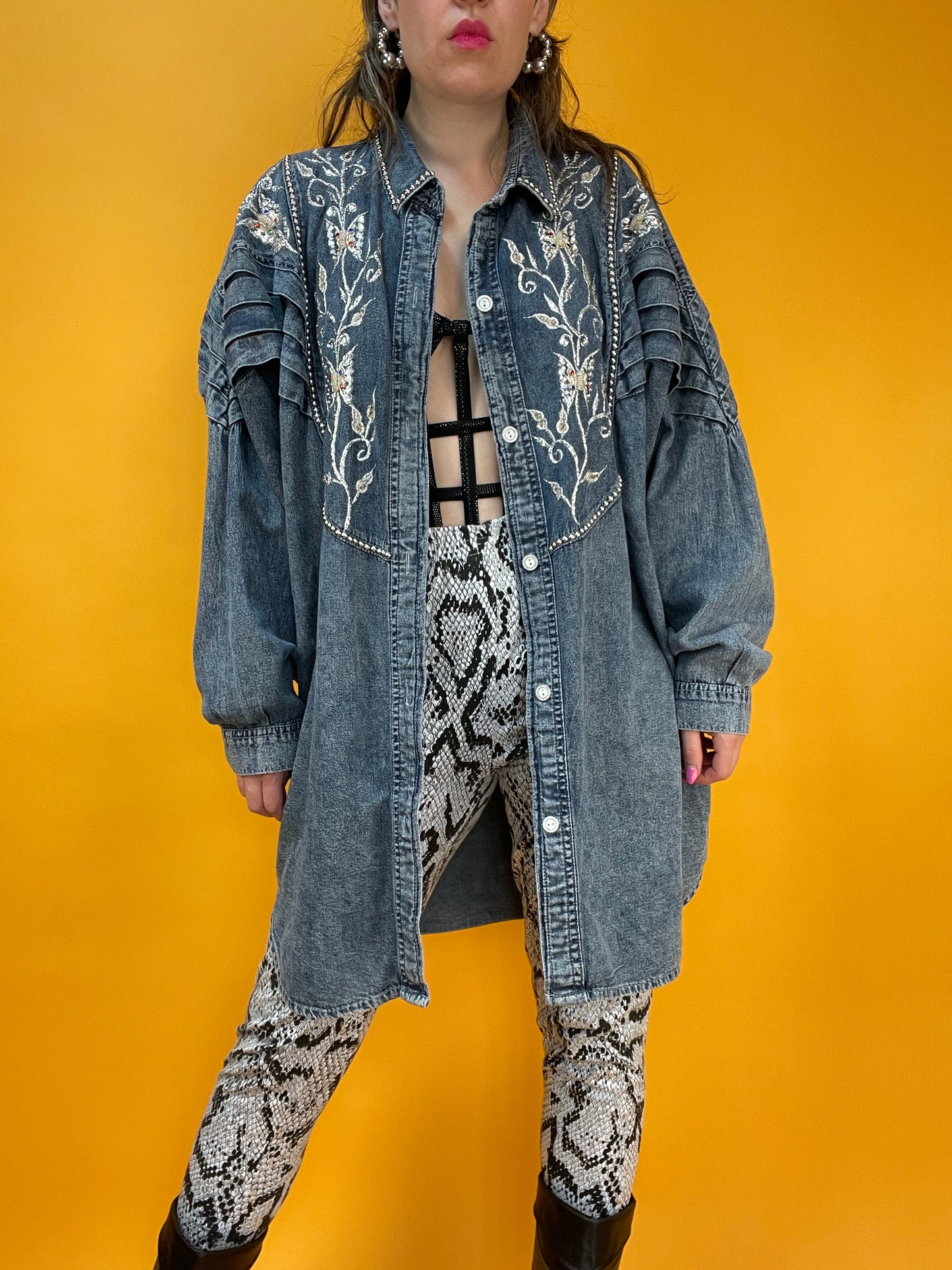Lässige 80s Denim Longbluse mit silbernen Nieten und Bestickung