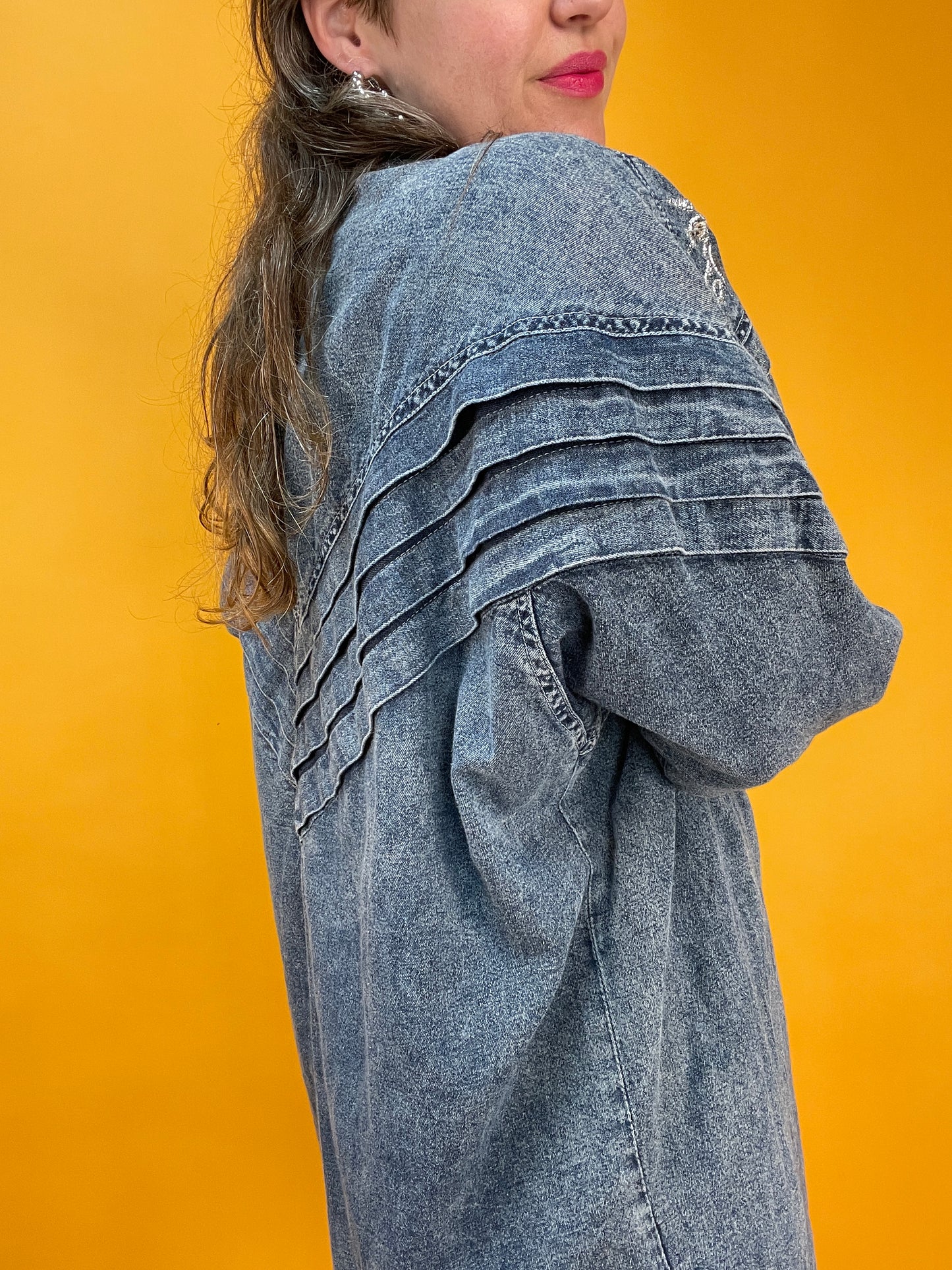 Lässige 80s Denim Longbluse mit silbernen Nieten und Bestickung