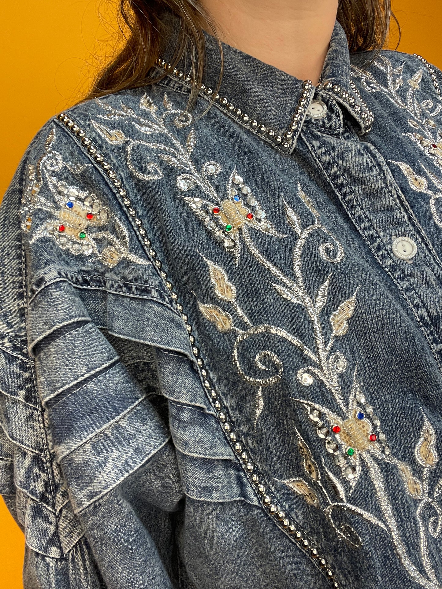 Lässige 80s Denim Longbluse mit silbernen Nieten und Bestickung