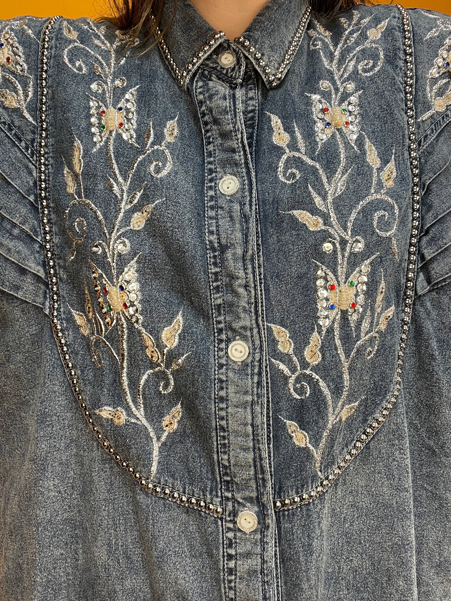 Lässige 80s Denim Longbluse mit silbernen Nieten und Bestickung