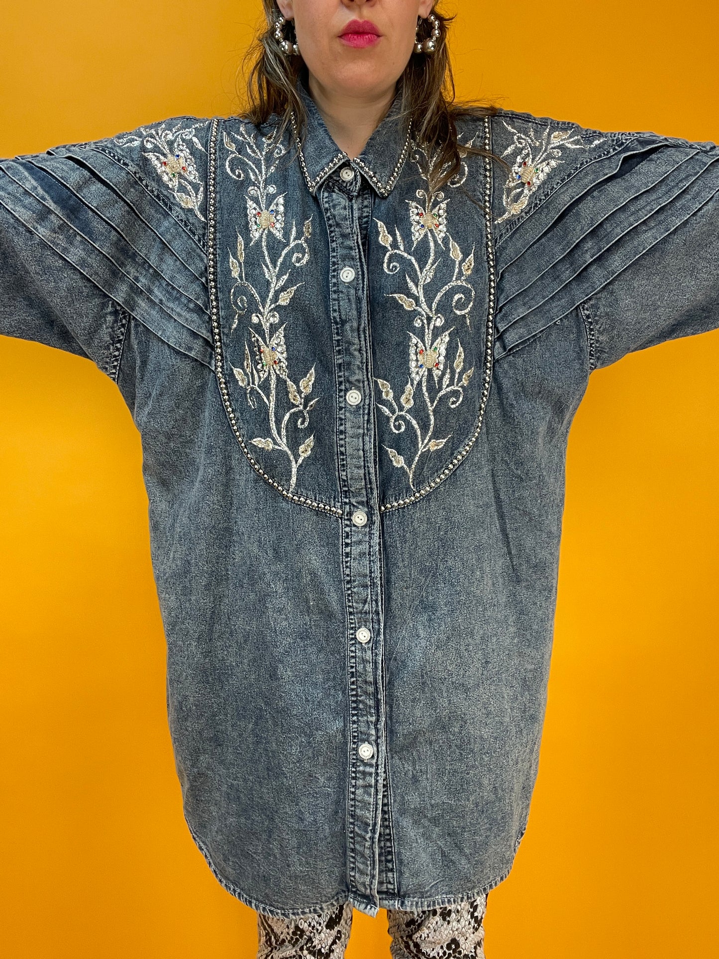 Lässige 80s Denim Longbluse mit silbernen Nieten und Bestickung