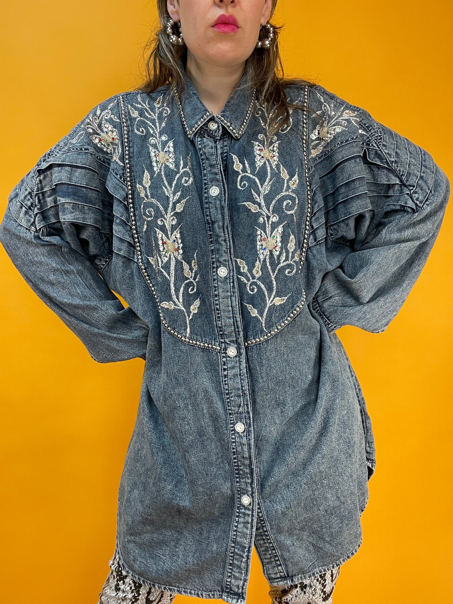 Lässige 80s Denim Longbluse mit silbernen Nieten und Bestickung