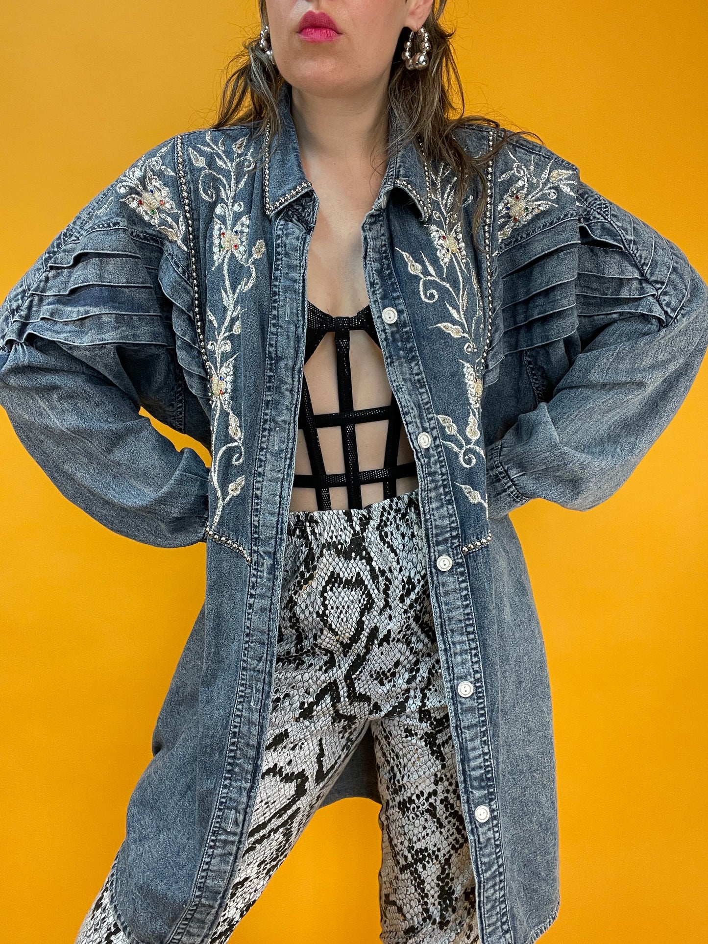 Lässige 80s Denim Longbluse mit silbernen Nieten und Bestickung