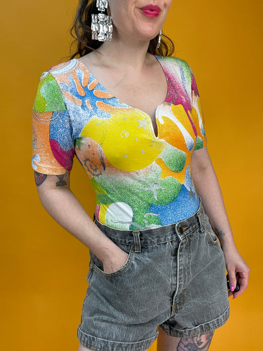 Süßer 90s Sommerbody von Michel Adam mit buntem Glitzerprint