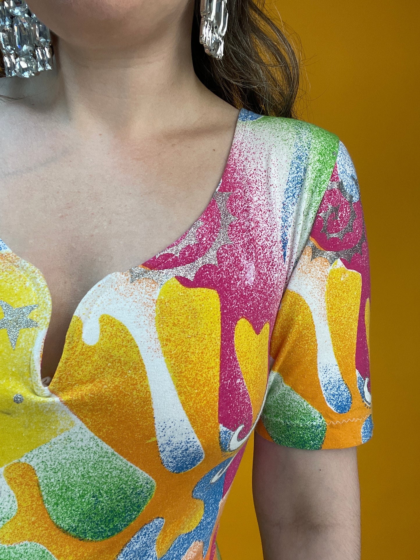 Süßer 90s Sommerbody von Michel Adam mit buntem Glitzerprint