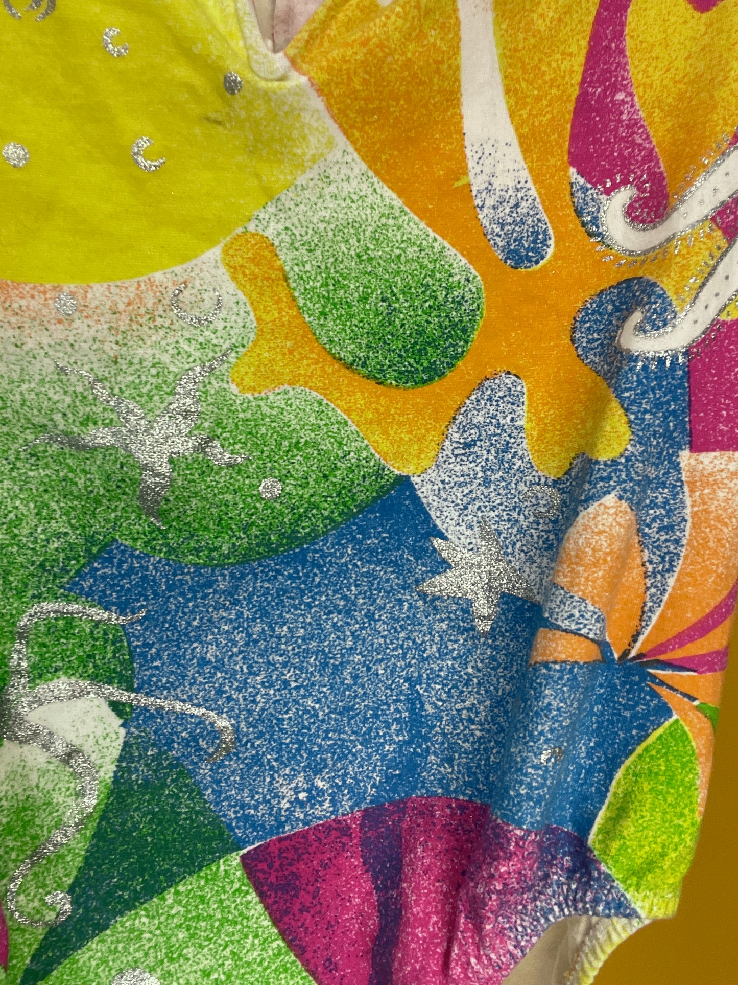 Süßer 90s Sommerbody von Michel Adam mit buntem Glitzerprint