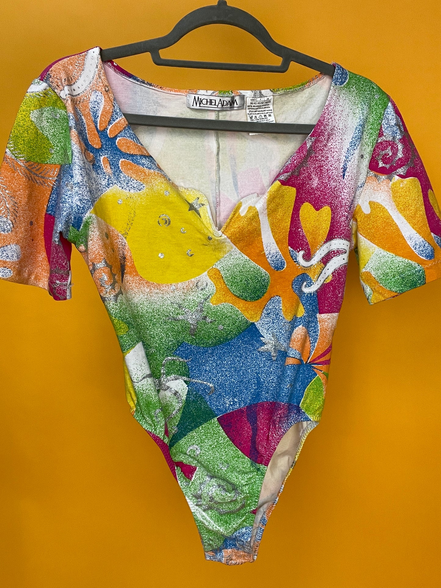 Süßer 90s Sommerbody von Michel Adam mit buntem Glitzerprint