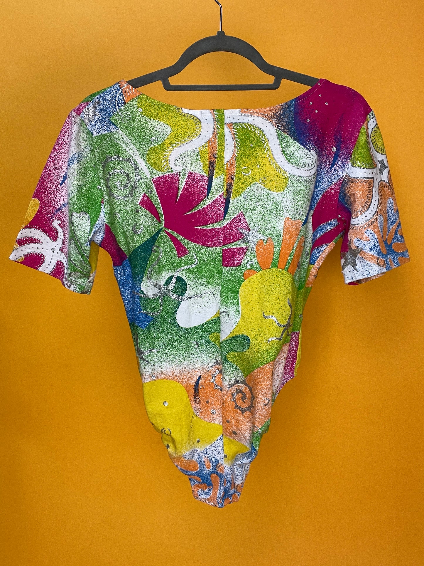 Süßer 90s Sommerbody von Michel Adam mit buntem Glitzerprint
