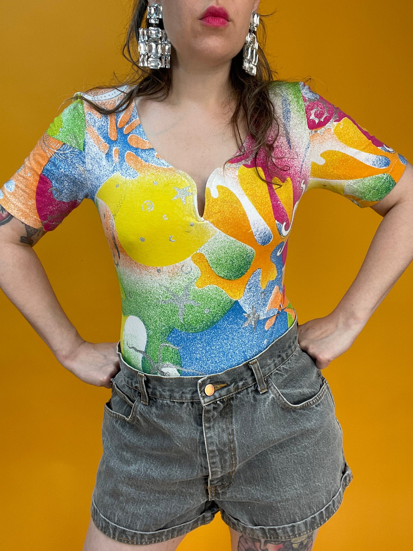 Süßer 90s Sommerbody von Michel Adam mit buntem Glitzerprint