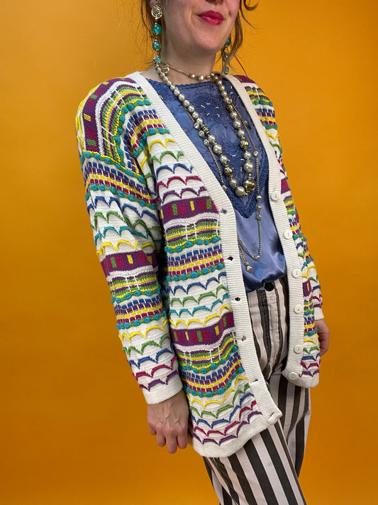 Funky Cardigan in Regenbogen-Pastellfarben mit 3D Strickmuster