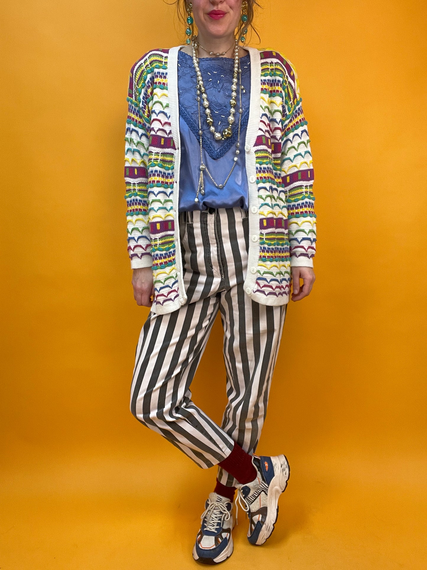 Funky Cardigan in Regenbogen-Pastellfarben mit 3D Strickmuster