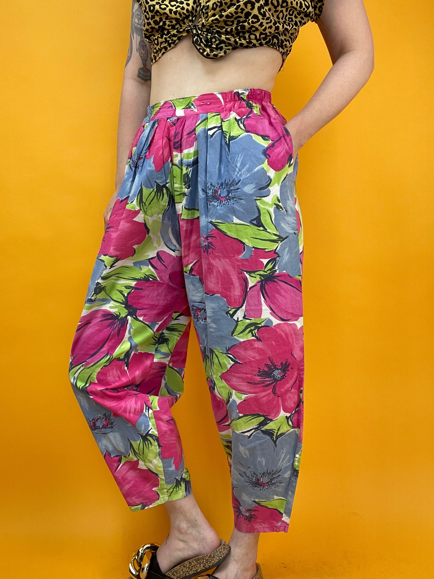 Lässige 80s/90s Sommerhose mit großformatigem Blumenprint