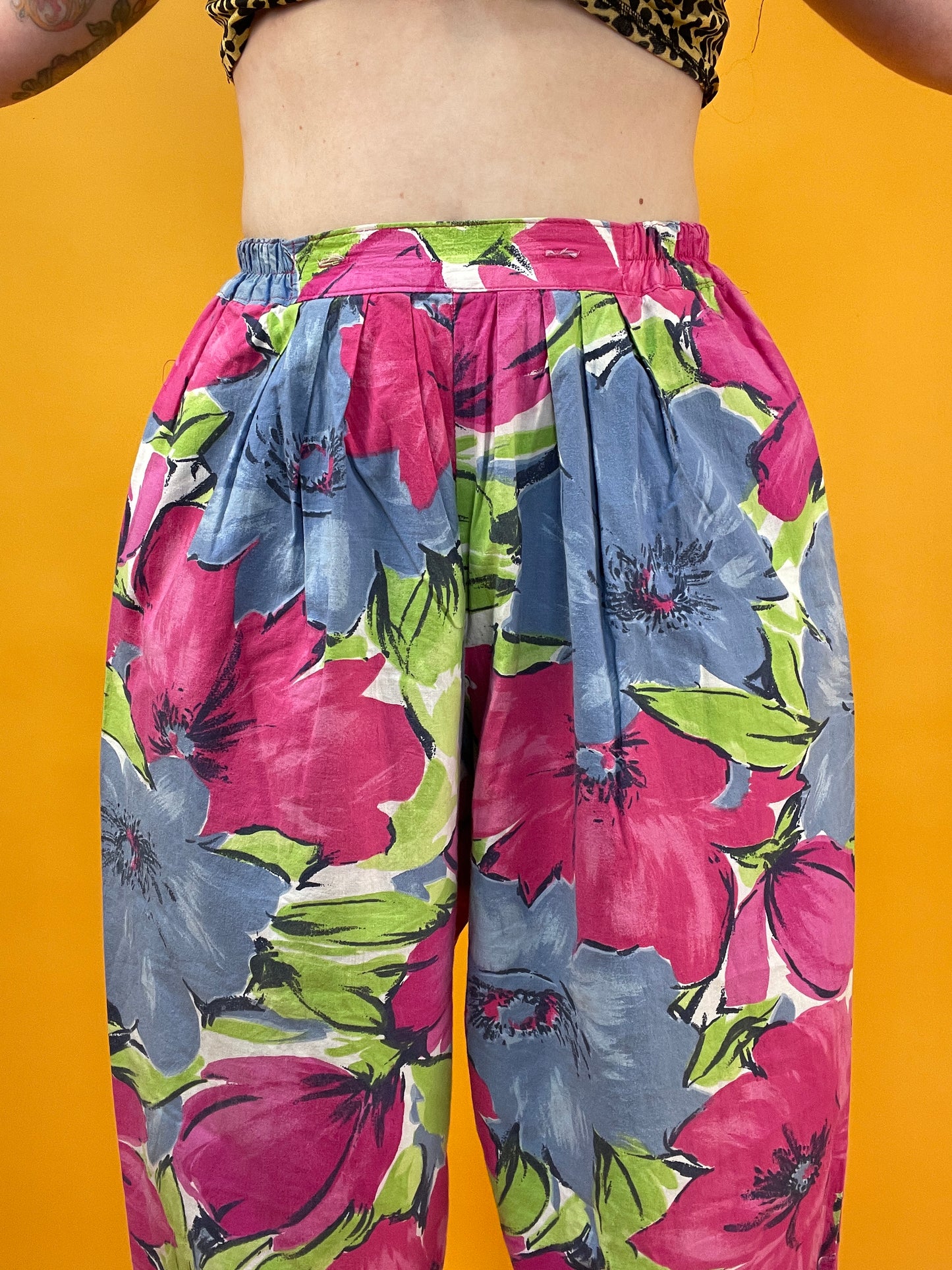 Lässige 80s/90s Sommerhose mit großformatigem Blumenprint