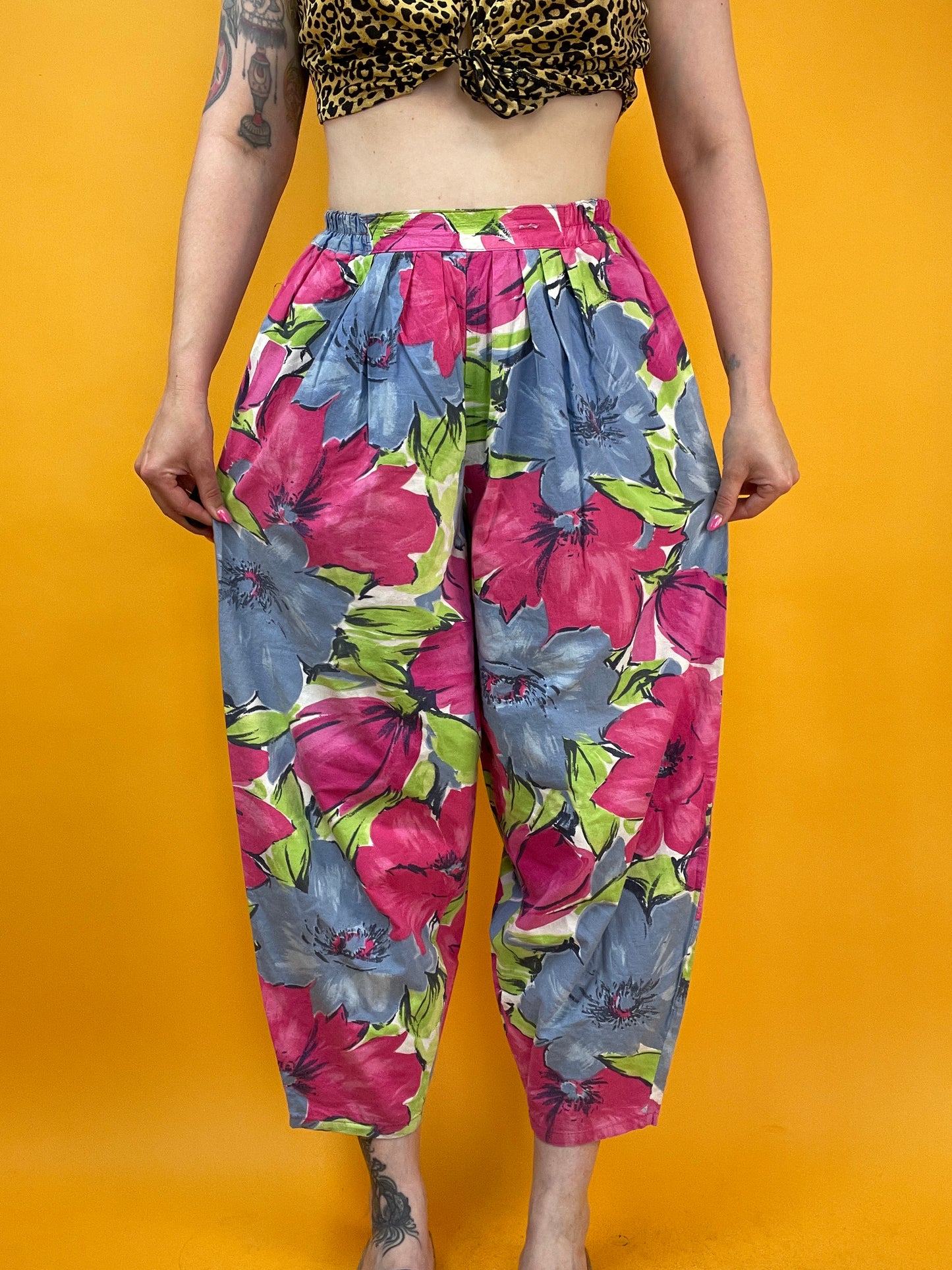 Lässige 80s/90s Sommerhose mit großformatigem Blumenprint