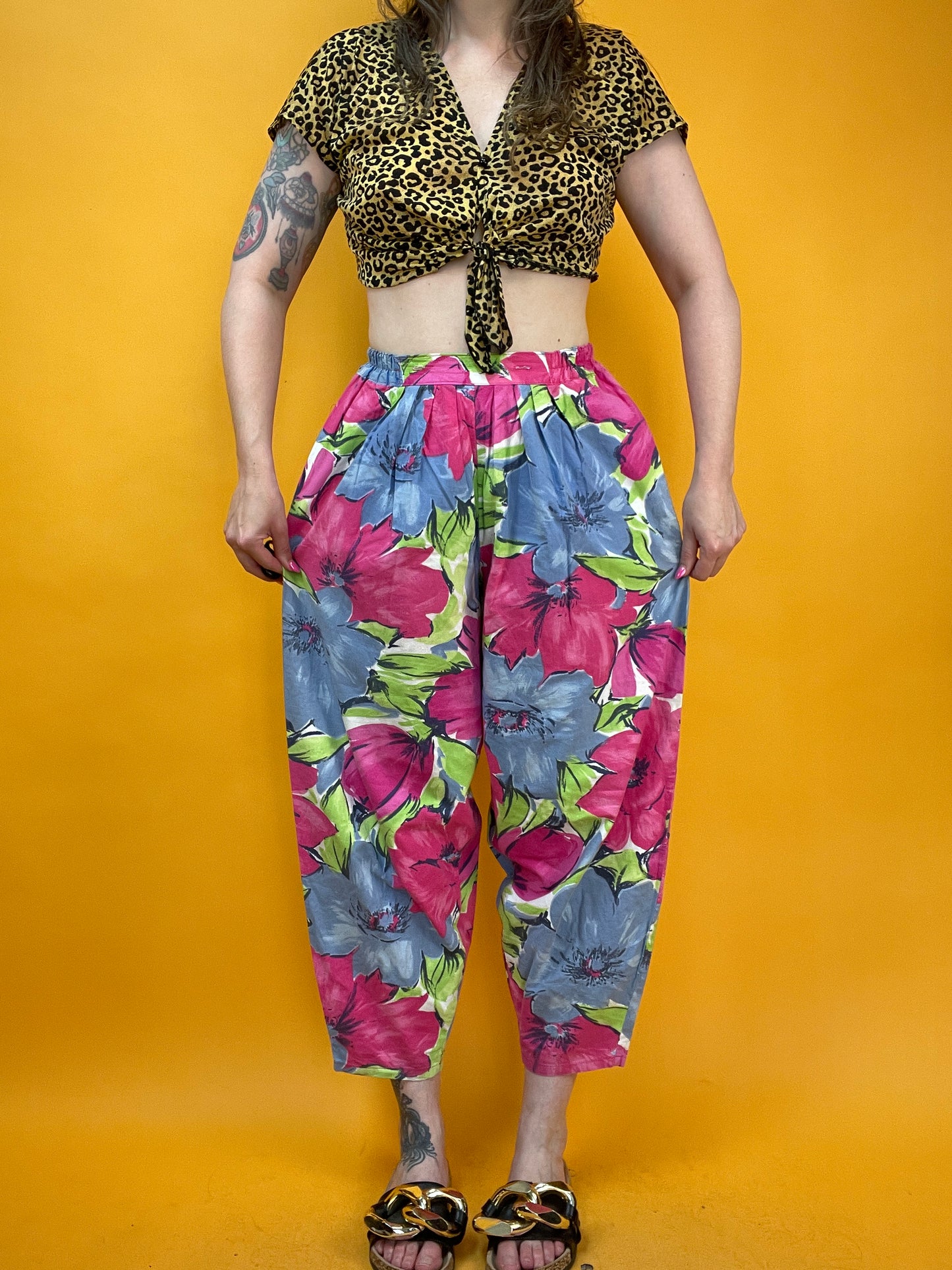 Lässige 80s/90s Sommerhose mit großformatigem Blumenprint