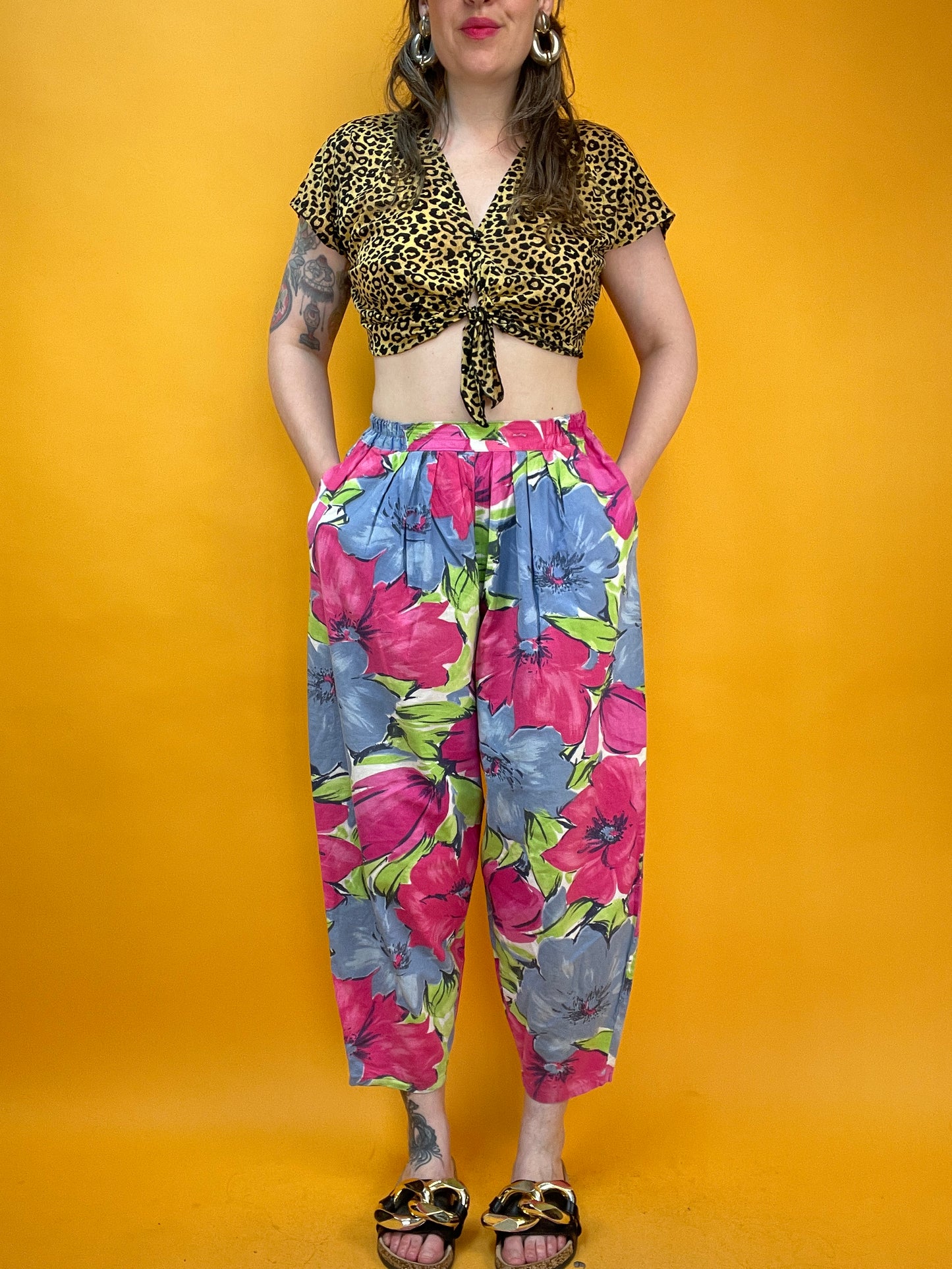 Lässige 80s/90s Sommerhose mit großformatigem Blumenprint