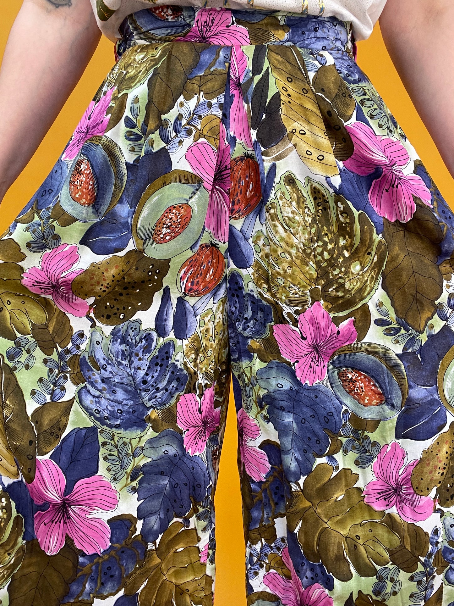 Sommerliche Culotte mit Hibiskus-Pfirsichprint